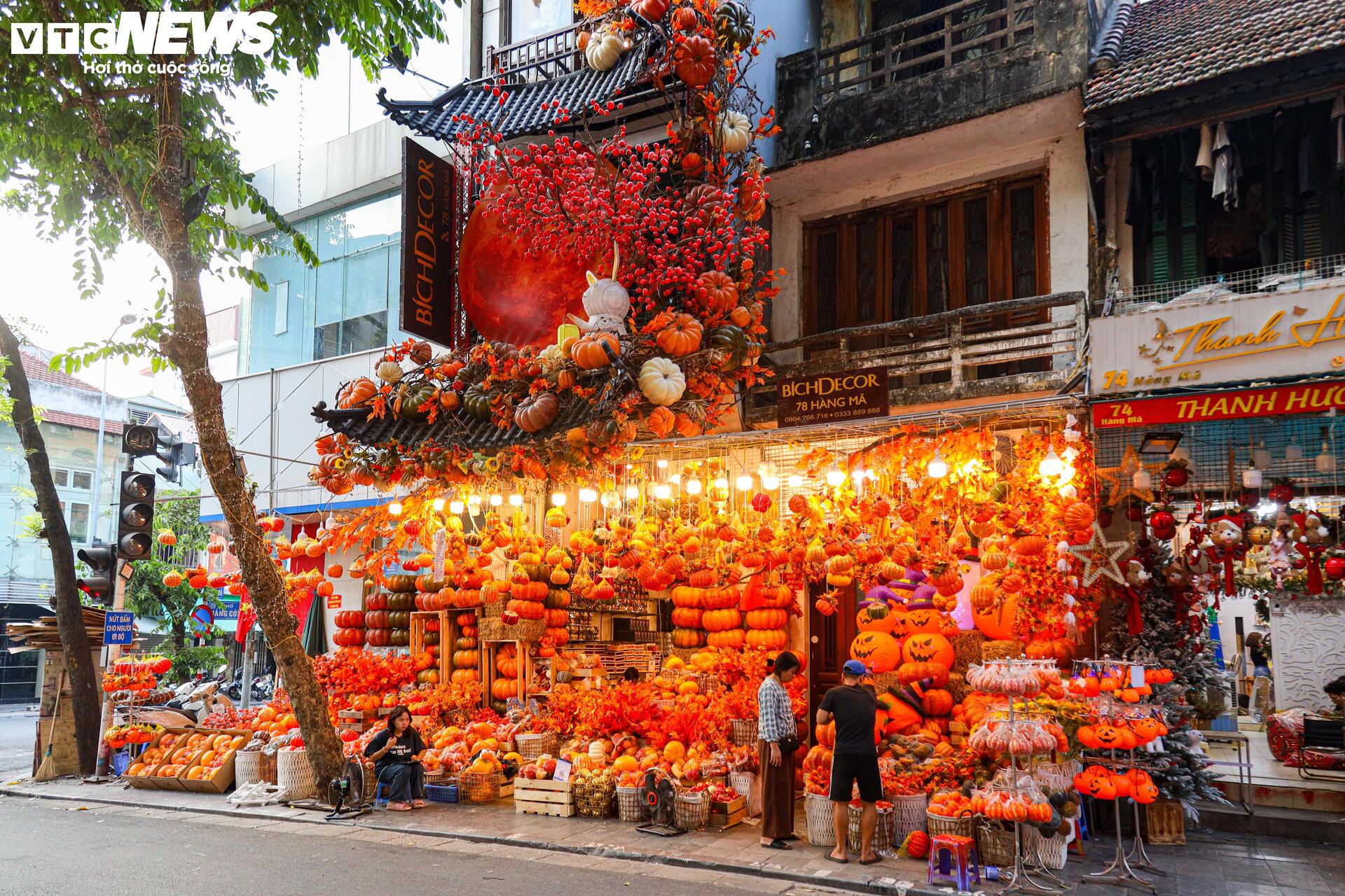 Đồ chơi Halloween ngập tràn, phố cổ Hà Nội trở nên ma mị- Ảnh 7.