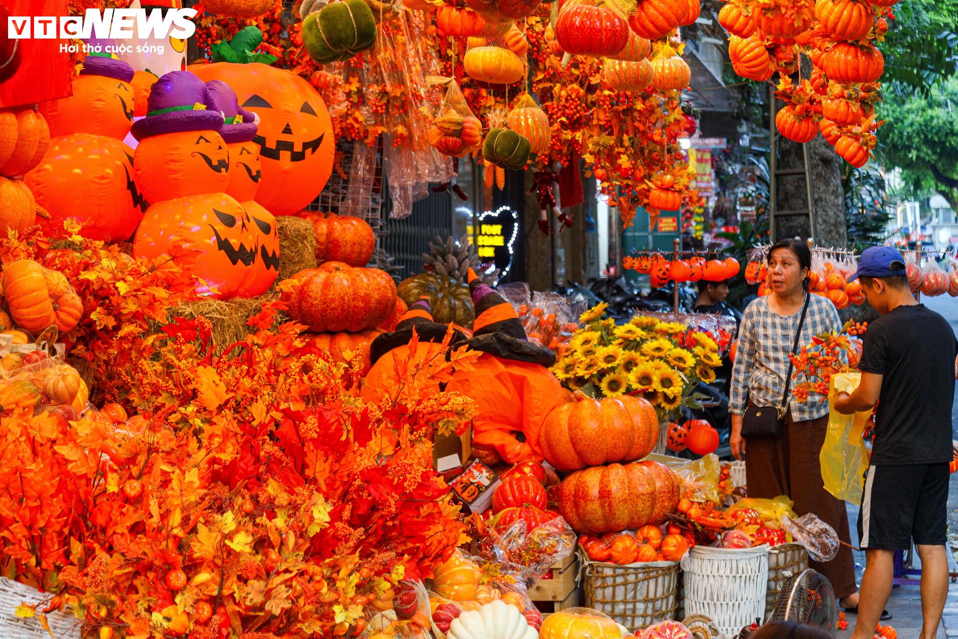 Đồ chơi Halloween ngập tràn, phố cổ Hà Nội trở nên ma mị- Ảnh 8.