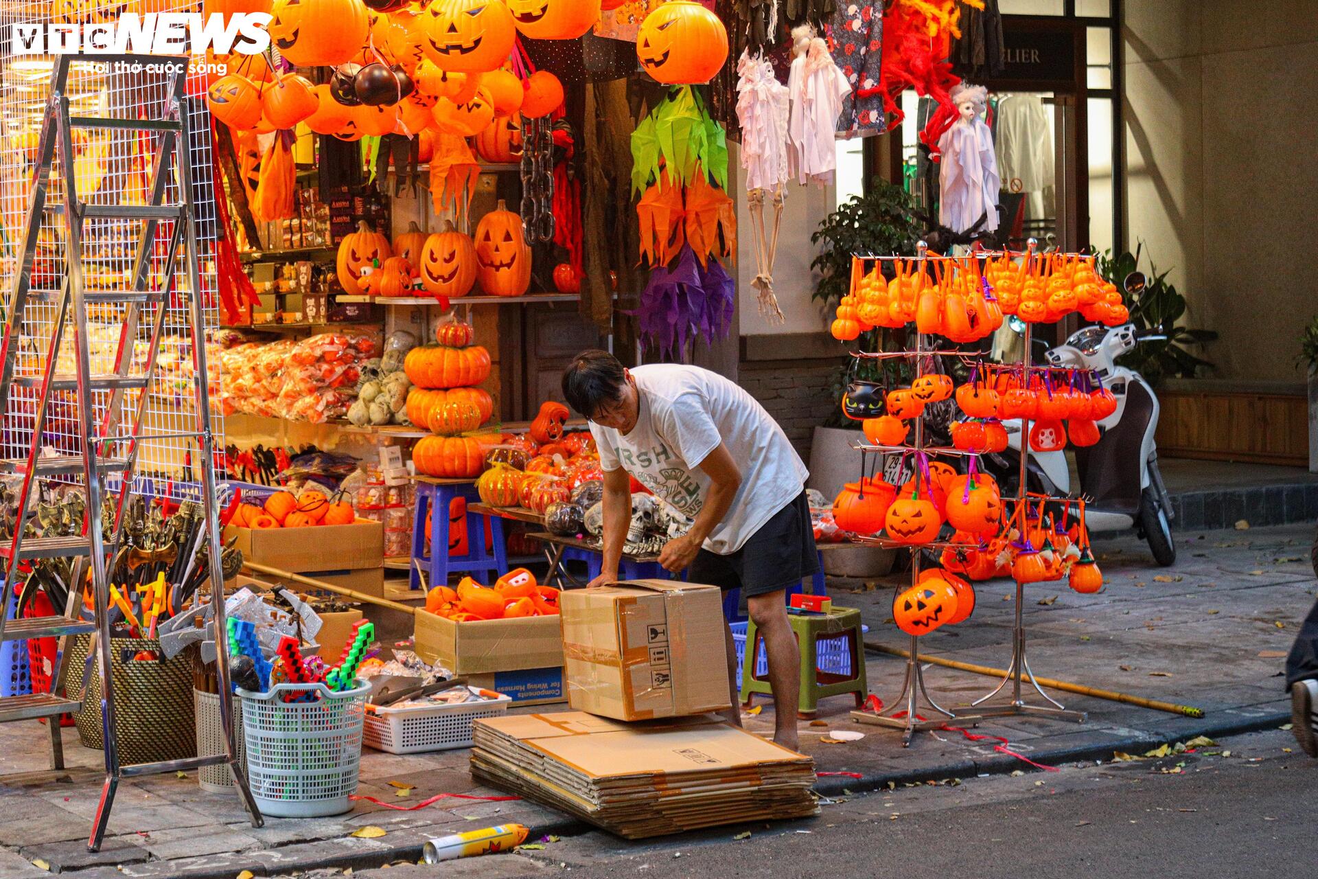 Đồ chơi Halloween ngập tràn, phố cổ Hà Nội trở nên ma mị- Ảnh 22.