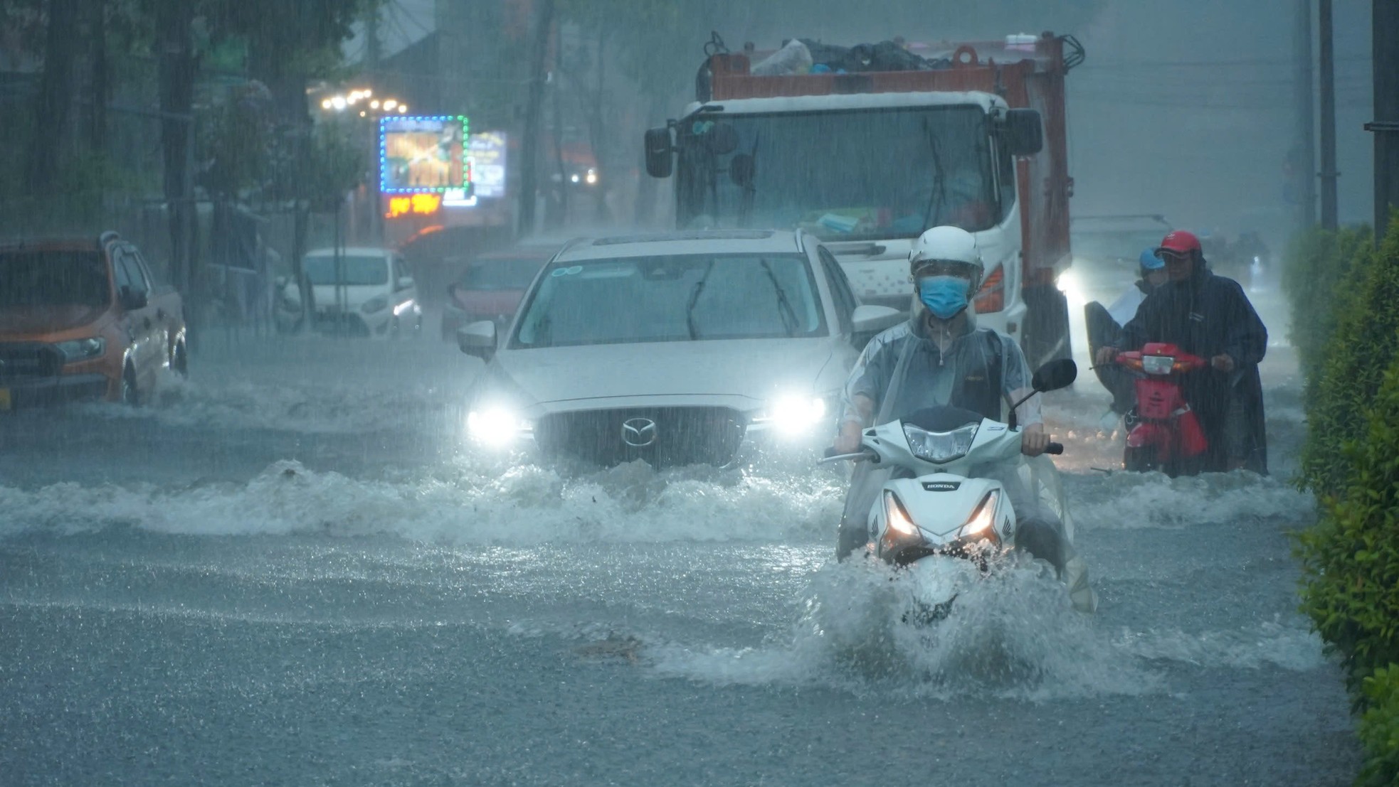 Nhiều tuyến đường ở Cần Thơ ngập sâu sau trận mưa lớn- Ảnh 4.