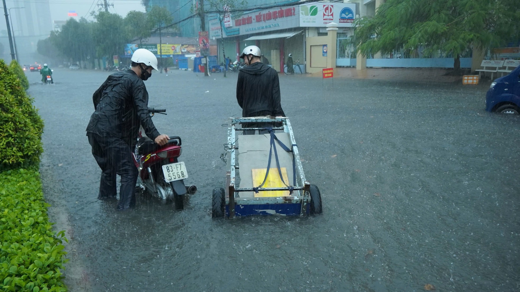 Nhiều tuyến đường ở Cần Thơ ngập sâu sau trận mưa lớn- Ảnh 2.