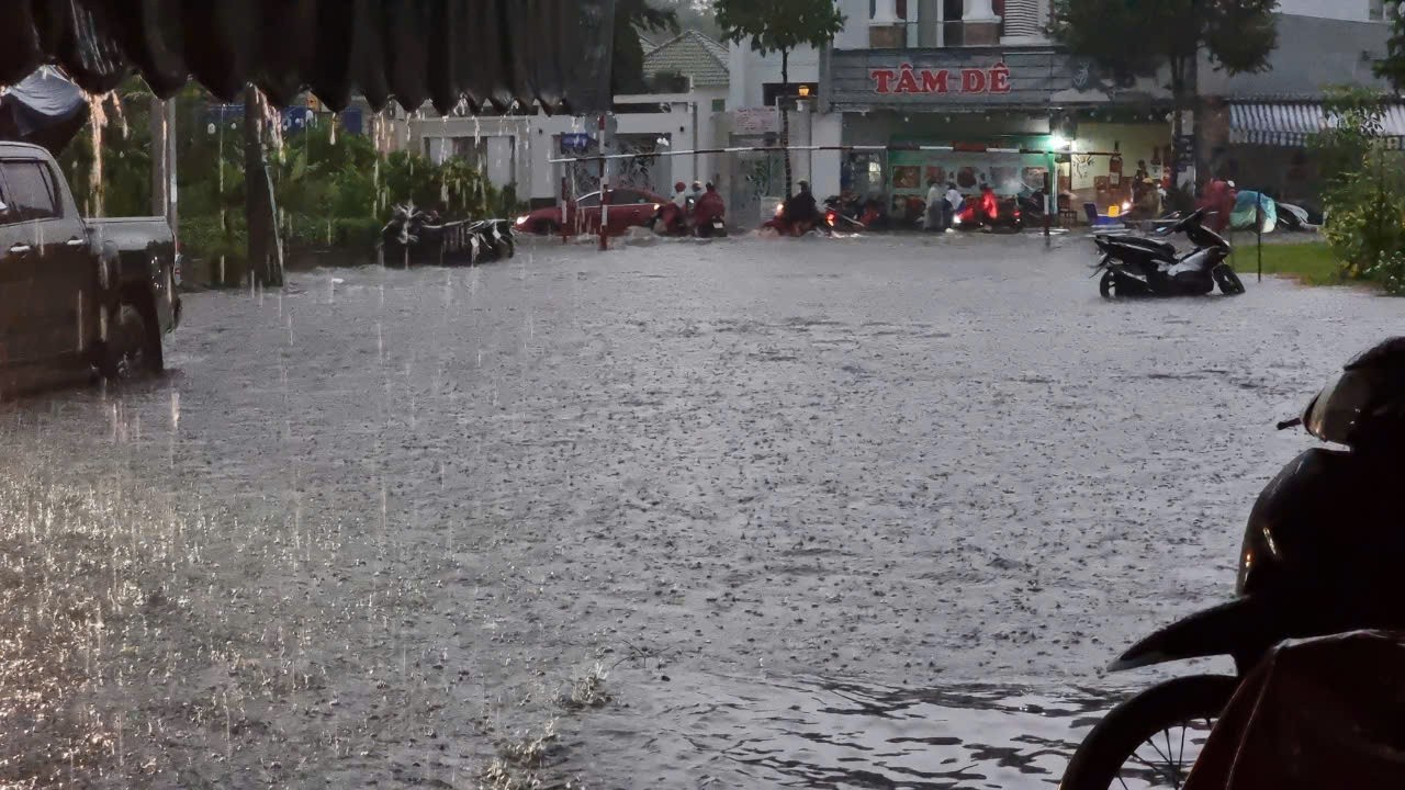 Nhiều tuyến đường ở Cần Thơ ngập sâu sau trận mưa lớn- Ảnh 5.