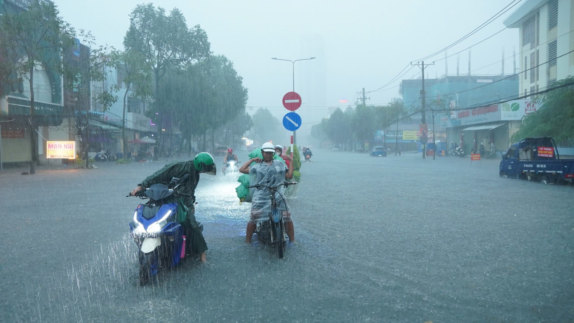 Nhiều tuyến đường ở Cần Thơ ngập sâu sau trận mưa lớn- Ảnh 1.