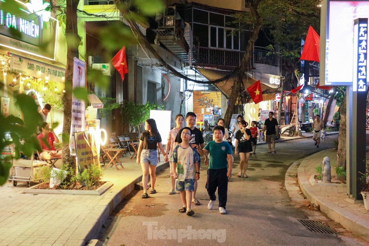 Người dân trải chiếu, kê bàn uống cà phê giữa phố đi bộ hồ Ngọc Khánh- Ảnh 1.