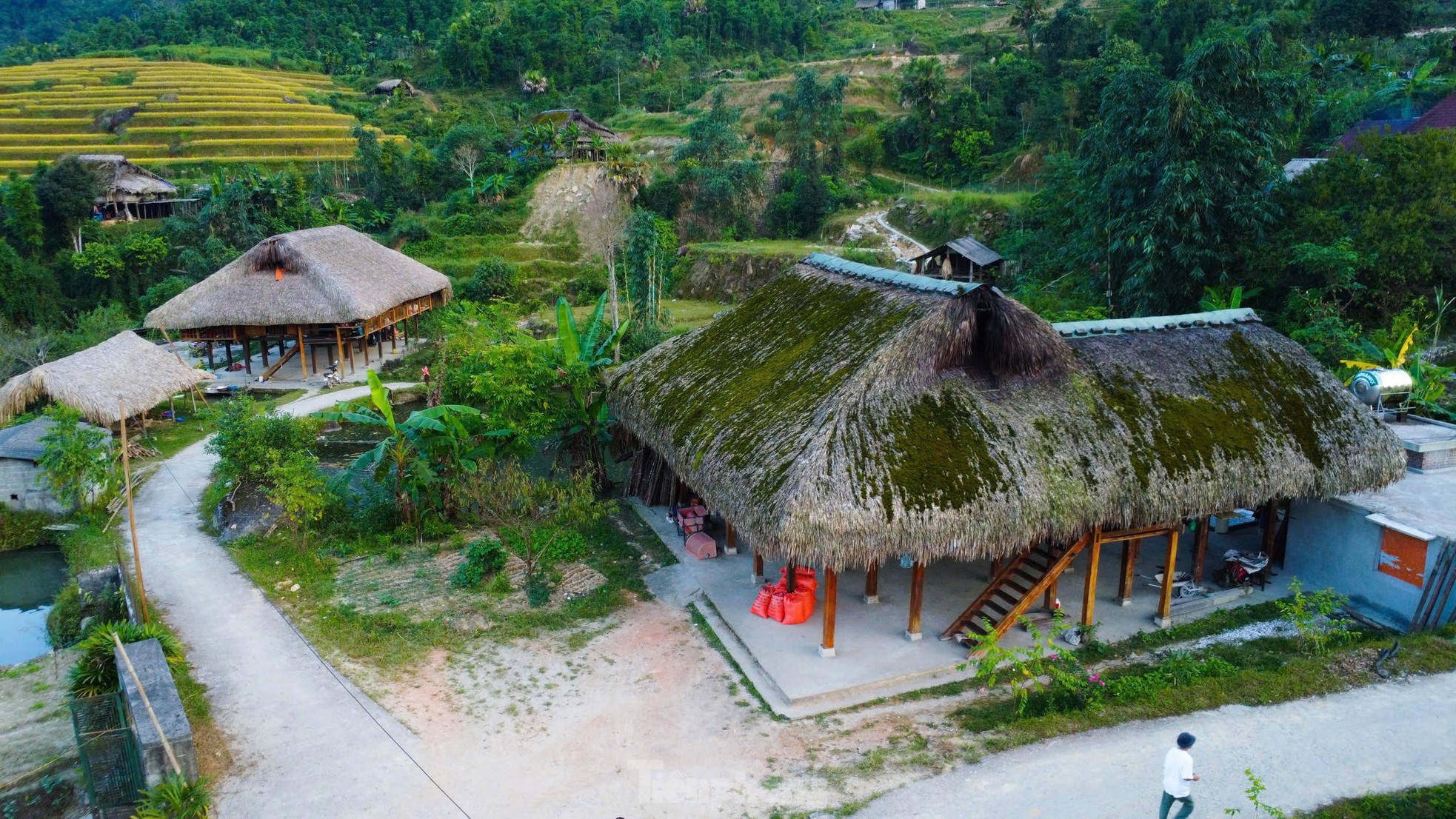 Hiếm có, khó tìm những mái nhà biết 'biến hình' ở Hà Giang- Ảnh 2.