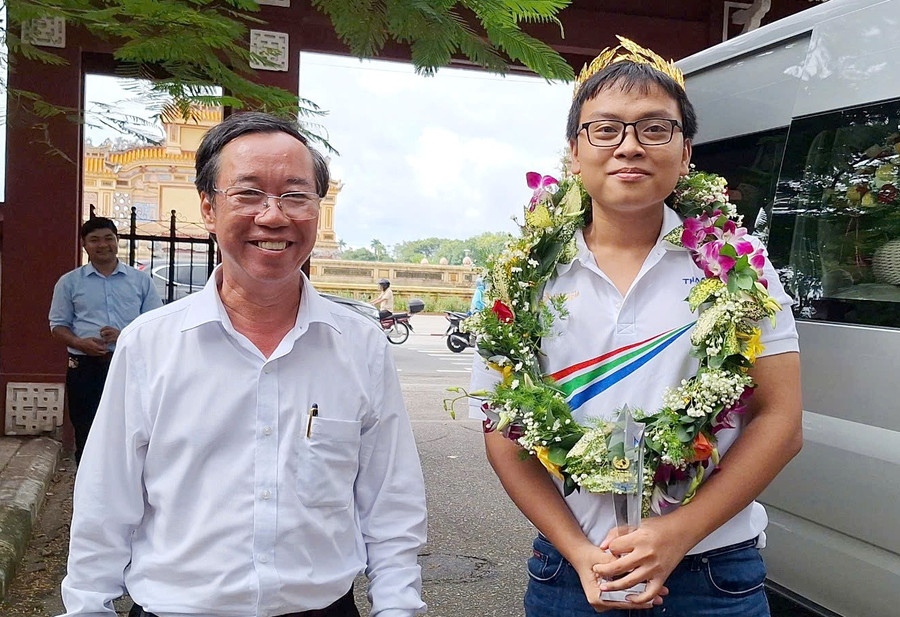 Nam sinh Quốc Học - Huế trở về quê nhà, chia sẻ bí quyết chiến thắng Olympia- Ảnh 6.