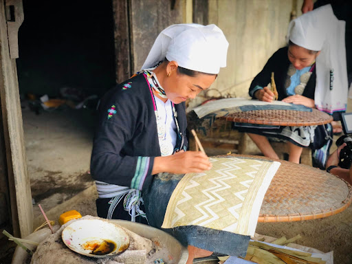 Khách Tây thích thú dùng bữa trưa cùng đồng bào dân tộc ở Hà Giang, cảm thán 