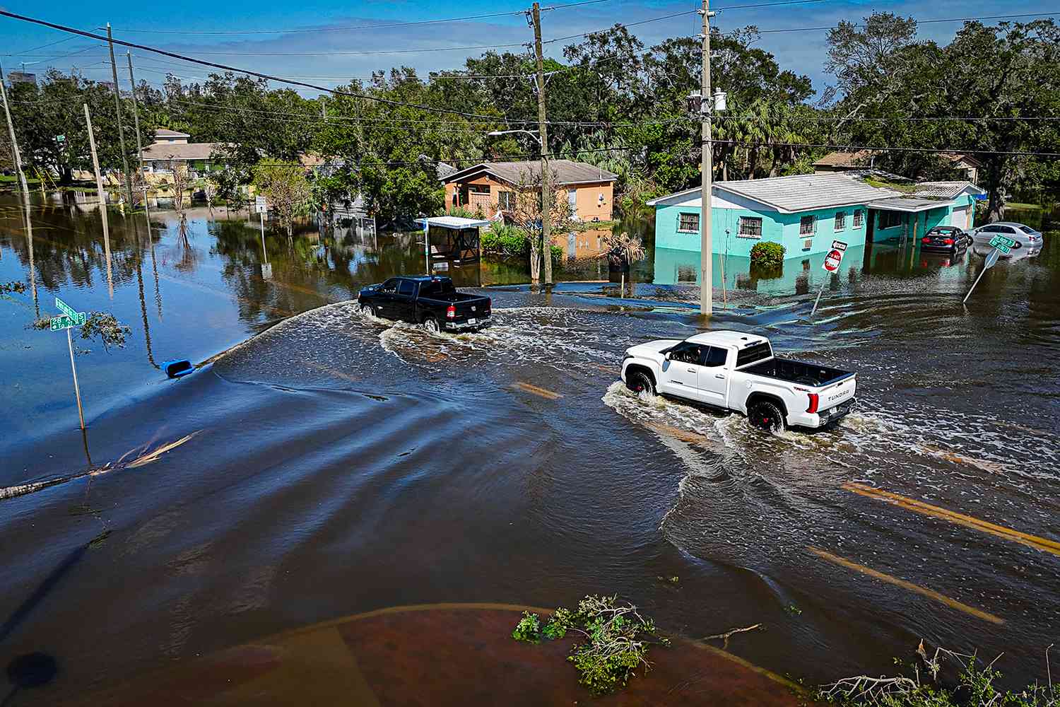 Tình cảnh Florida 1 tuần sau bão Milton, nơi triệu người sống giữa thành phố ngập nước "như sông" và mọi sinh hoạt cuộc sống phải tạm dừng- Ảnh 3.