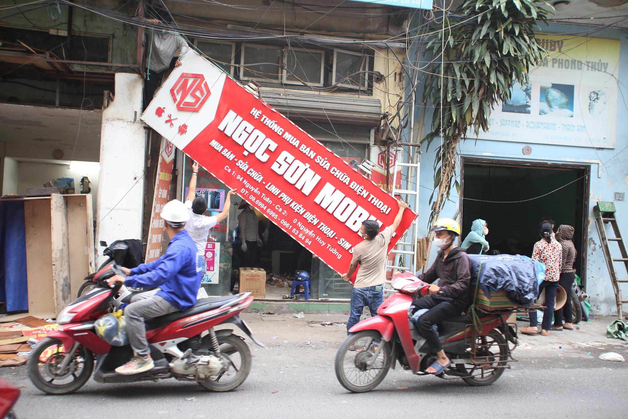 Hà Nội: Người dân khẩn trương dỡ nhà, di dời đồ đạc trên phố Nguyễn Tuân- Ảnh 5.