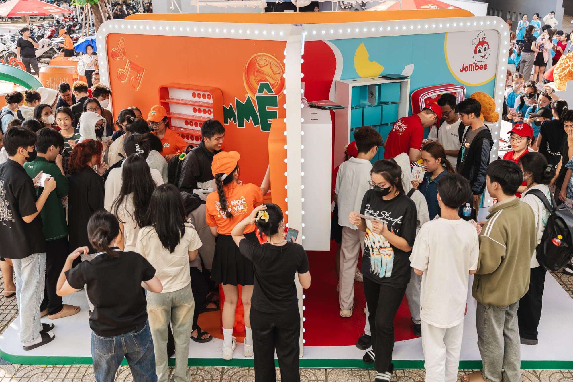 "Lớp Học Đáp Vui" của Jollibee tạo ấn tượng mạnh với các bạn GenZ ở Thành phố Hồ Chí Minh- Ảnh 3.