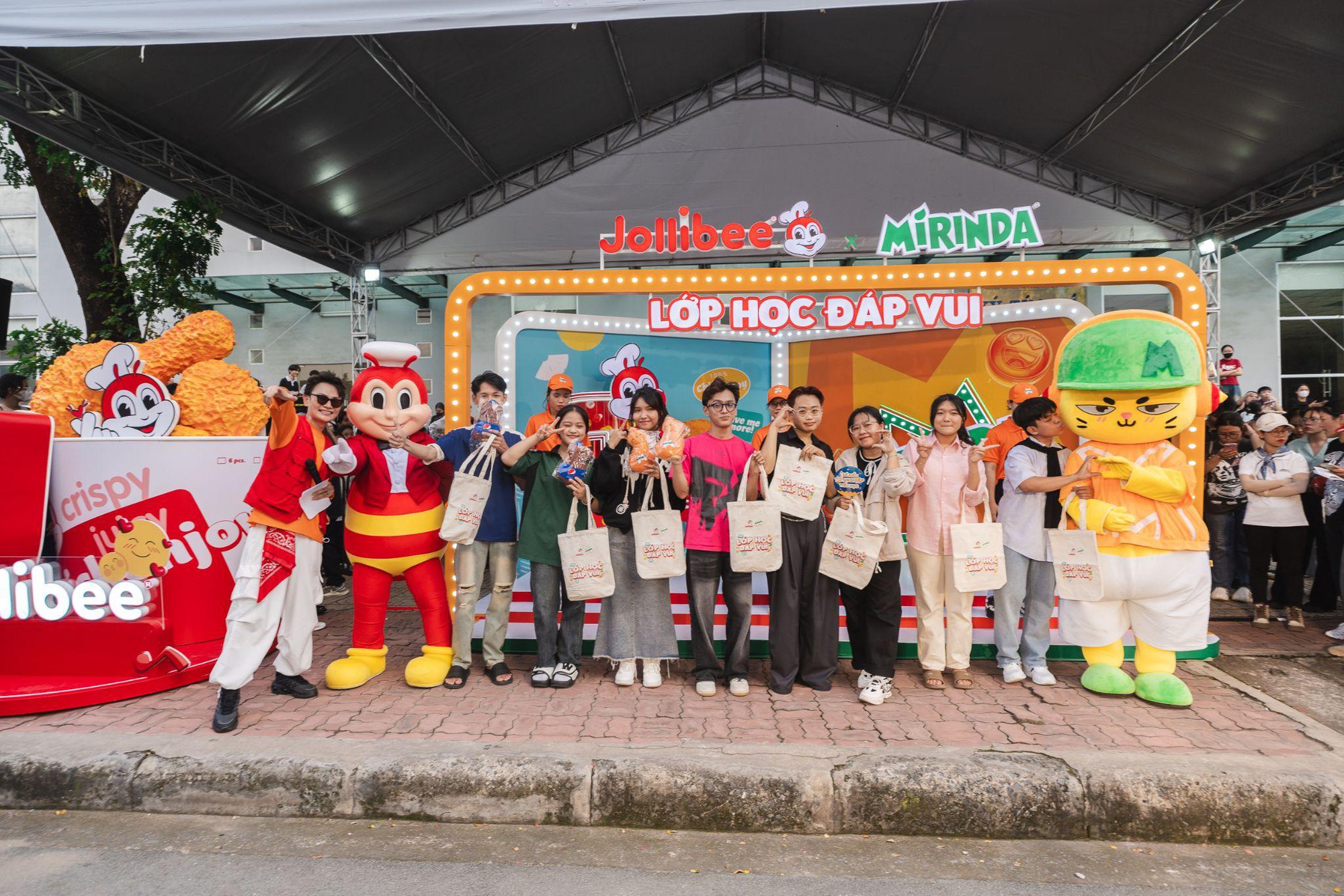 "Lớp Học Đáp Vui" của Jollibee tạo ấn tượng mạnh với các bạn GenZ ở Thành phố Hồ Chí Minh- Ảnh 6.
