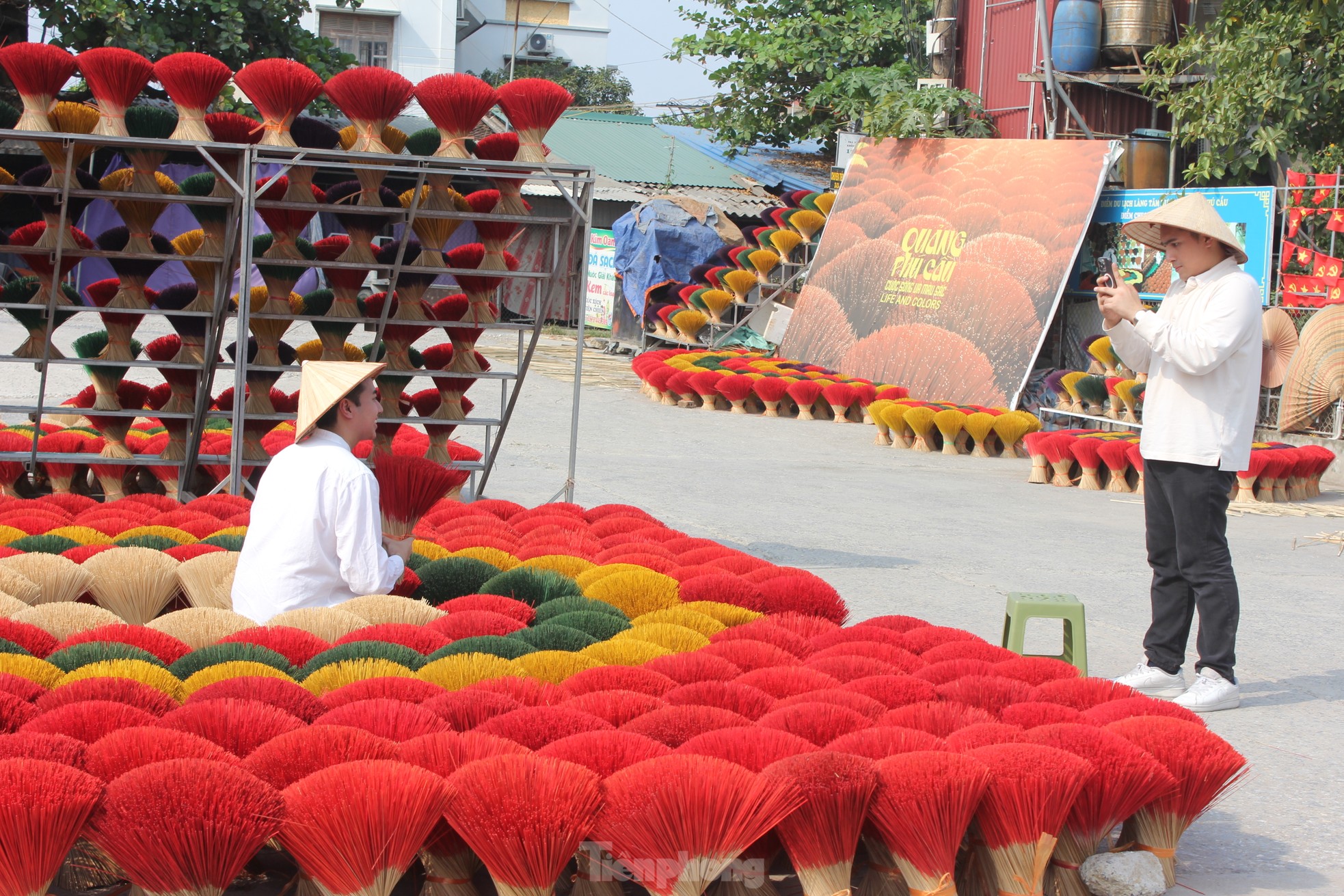 Kh&aacute;ch quốc tế th&iacute;ch th&uacute; check-in l&agrave;ng hương nổi tiếng ở H&agrave; Nội- Ảnh 2.