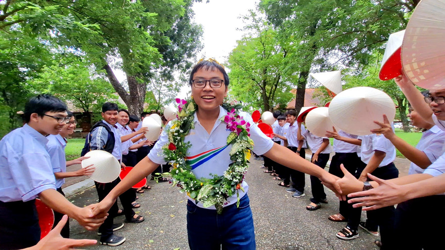 Quán quân Đường Lên Đỉnh Olympia: “Em đọc những lời chỉ trích trên mạng chủ yếu để giải trí”- Ảnh 2.