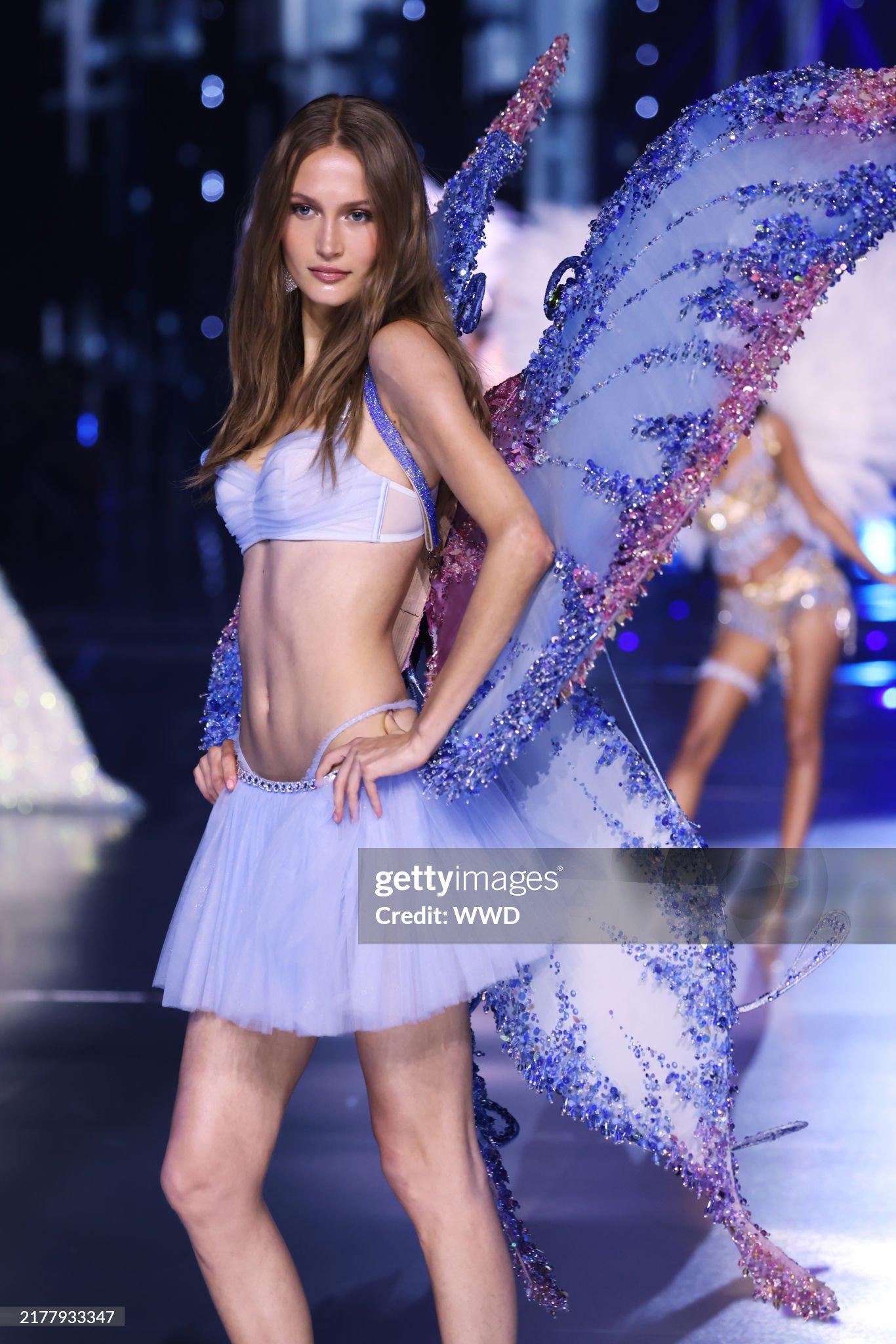 Victoria’s Secret Fashion Show: Chị em nhà Hadid tái xuất, Lisa catwalk như thiên thần và còn gì nữa?- Ảnh 3.