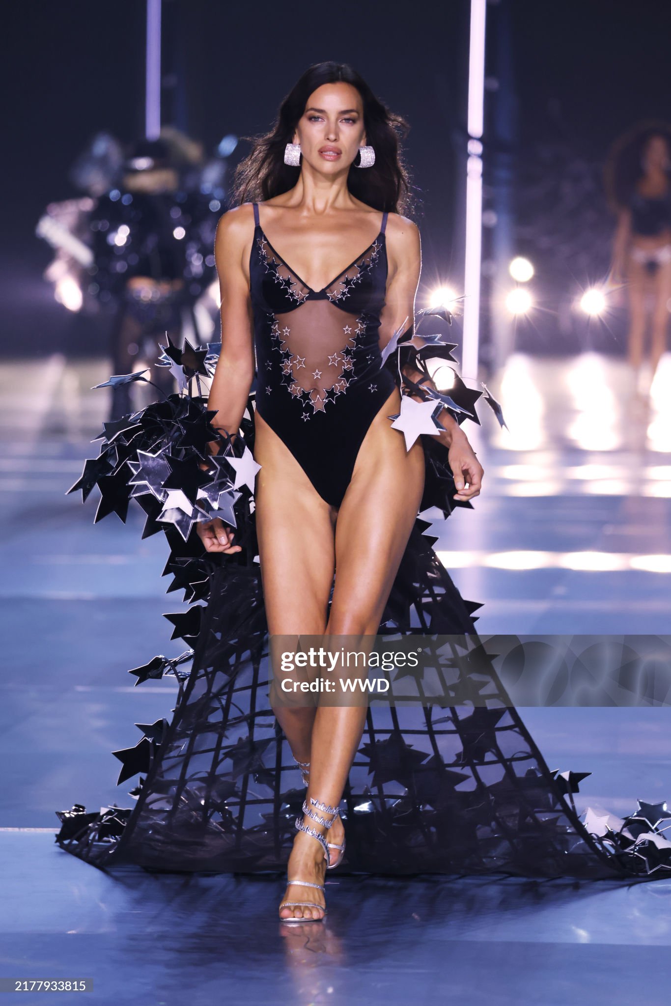 Victoria’s Secret Fashion Show: Chị em nhà Hadid tái xuất, Lisa catwalk như thiên thần và còn gì nữa?- Ảnh 14.