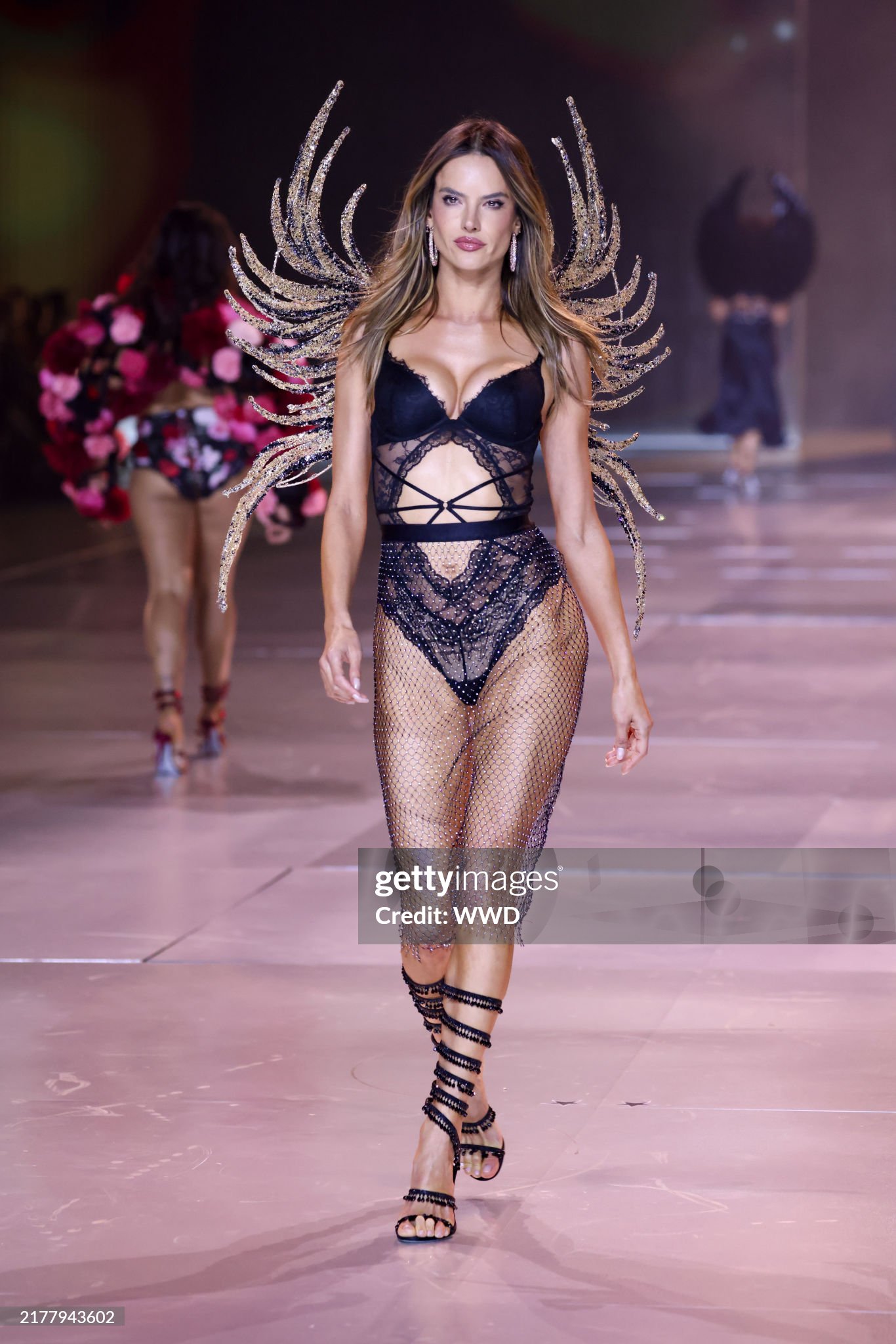 Victoria’s Secret Fashion Show: Chị em nhà Hadid tái xuất, Lisa catwalk như thiên thần và còn gì nữa?- Ảnh 4.