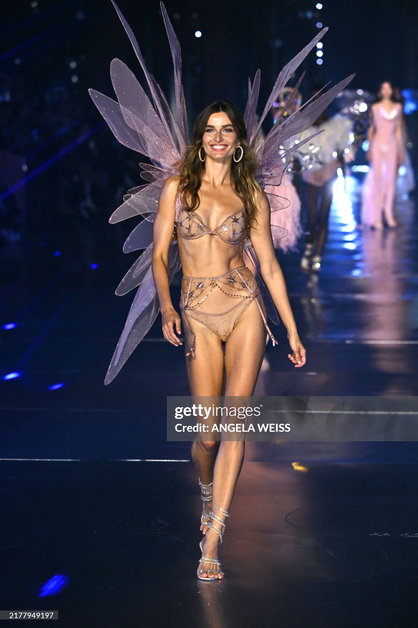 Victoria’s Secret Fashion Show: Chị em nhà Hadid tái xuất, Lisa catwalk như thiên thần và còn gì nữa?- Ảnh 5.