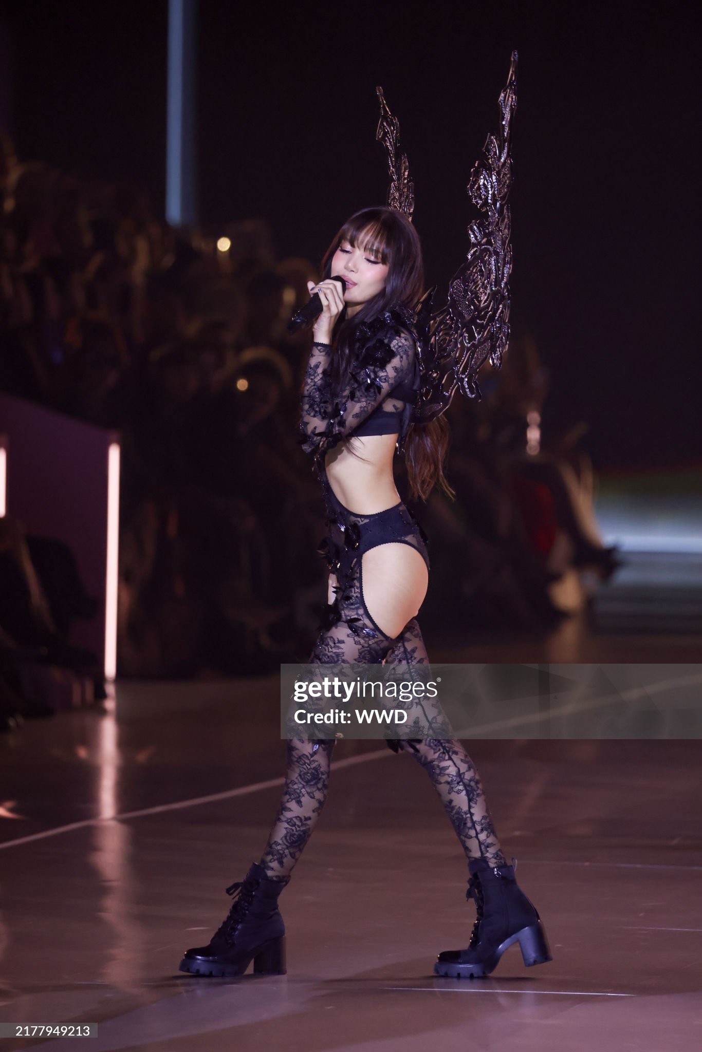 Victoria’s Secret Fashion Show: Chị em nhà Hadid tái xuất, Lisa catwalk như thiên thần và còn gì nữa?- Ảnh 25.