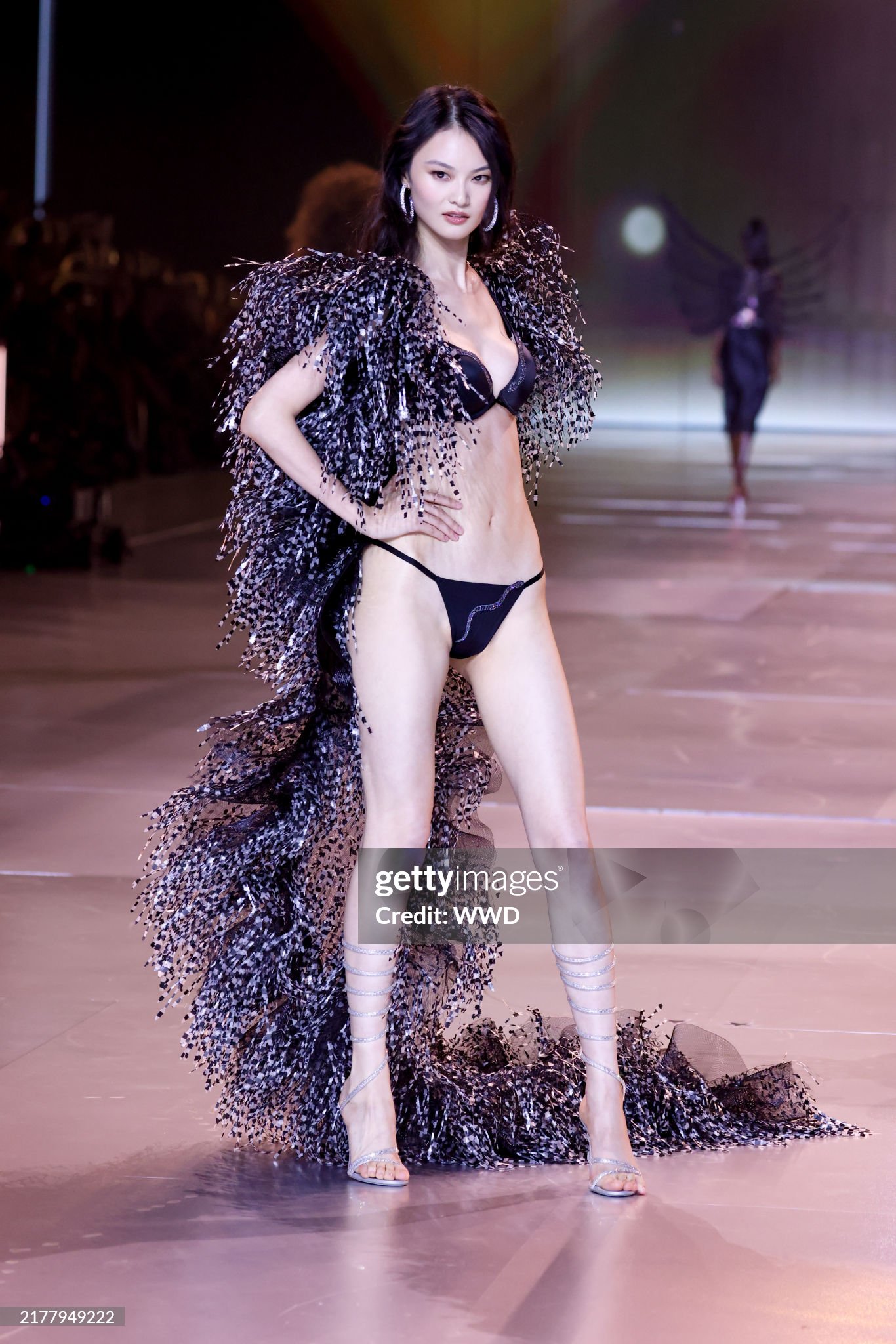 Victoria’s Secret Fashion Show: Chị em nhà Hadid tái xuất, Lisa catwalk như thiên thần và còn gì nữa?- Ảnh 6.