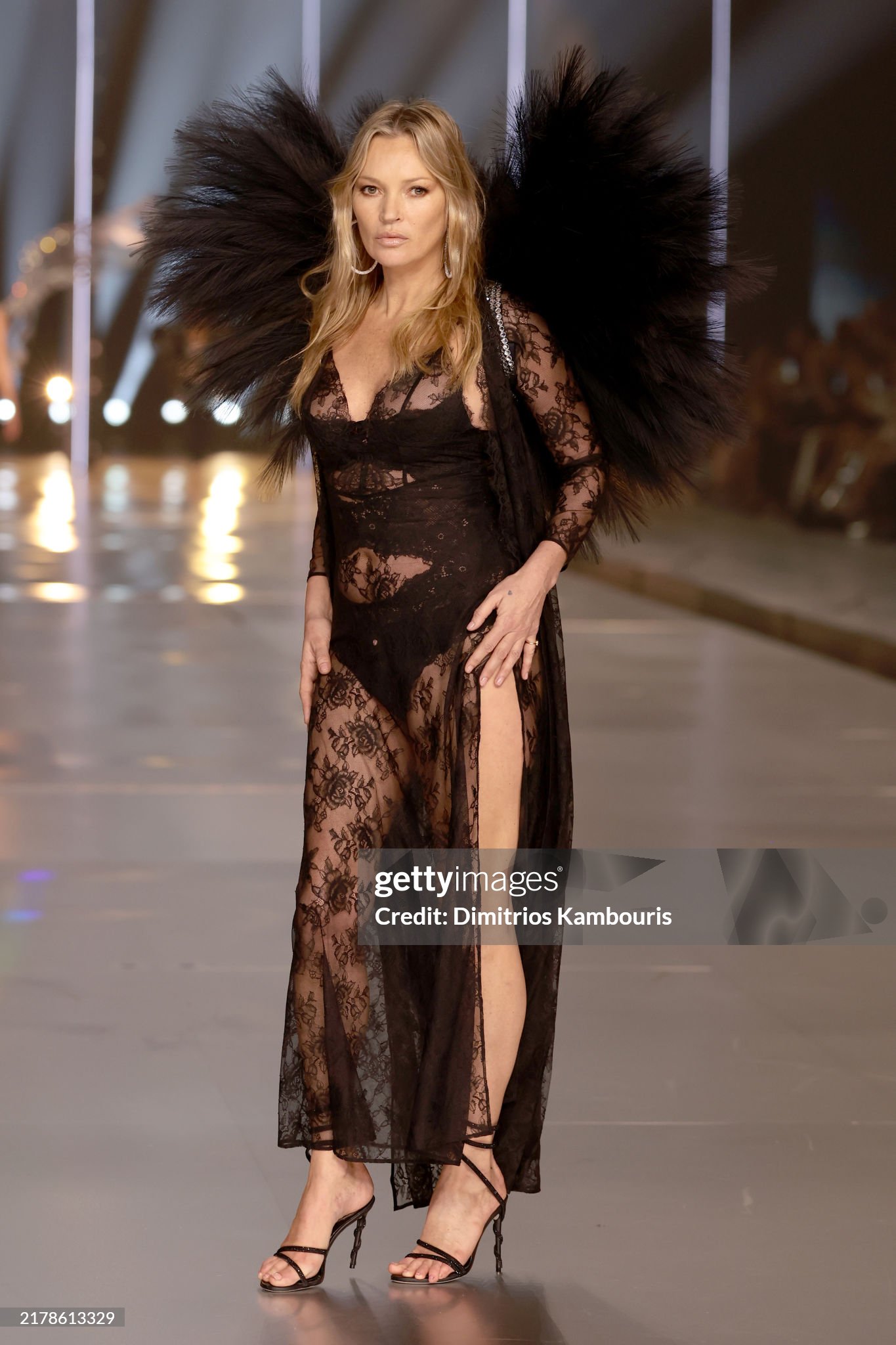 Victoria’s Secret Fashion Show: Chị em nhà Hadid tái xuất, Lisa catwalk như thiên thần và còn gì nữa?- Ảnh 18.