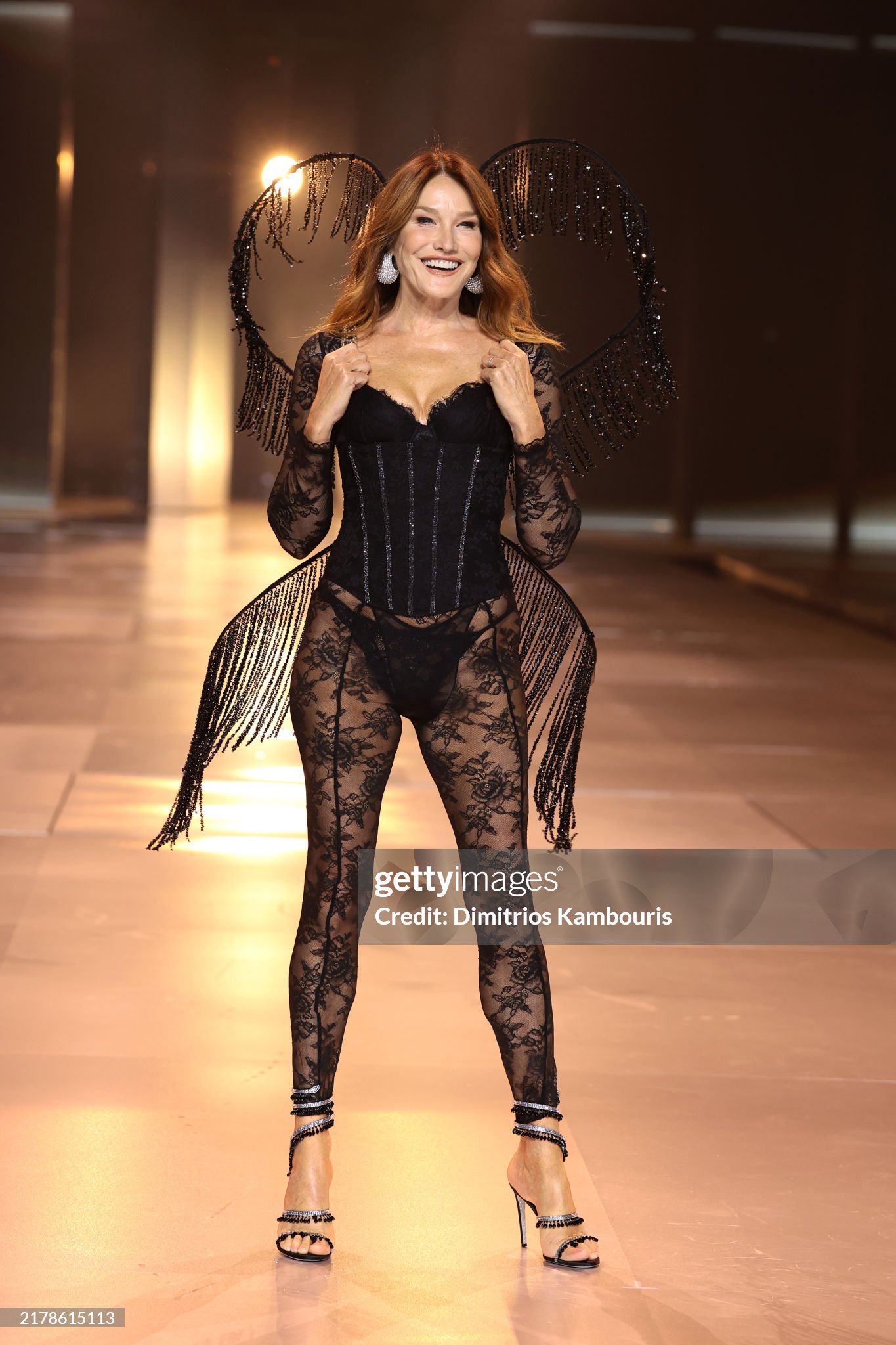 Victoria’s Secret Fashion Show: Chị em nhà Hadid tái xuất, Lisa catwalk như thiên thần và còn gì nữa?- Ảnh 19.