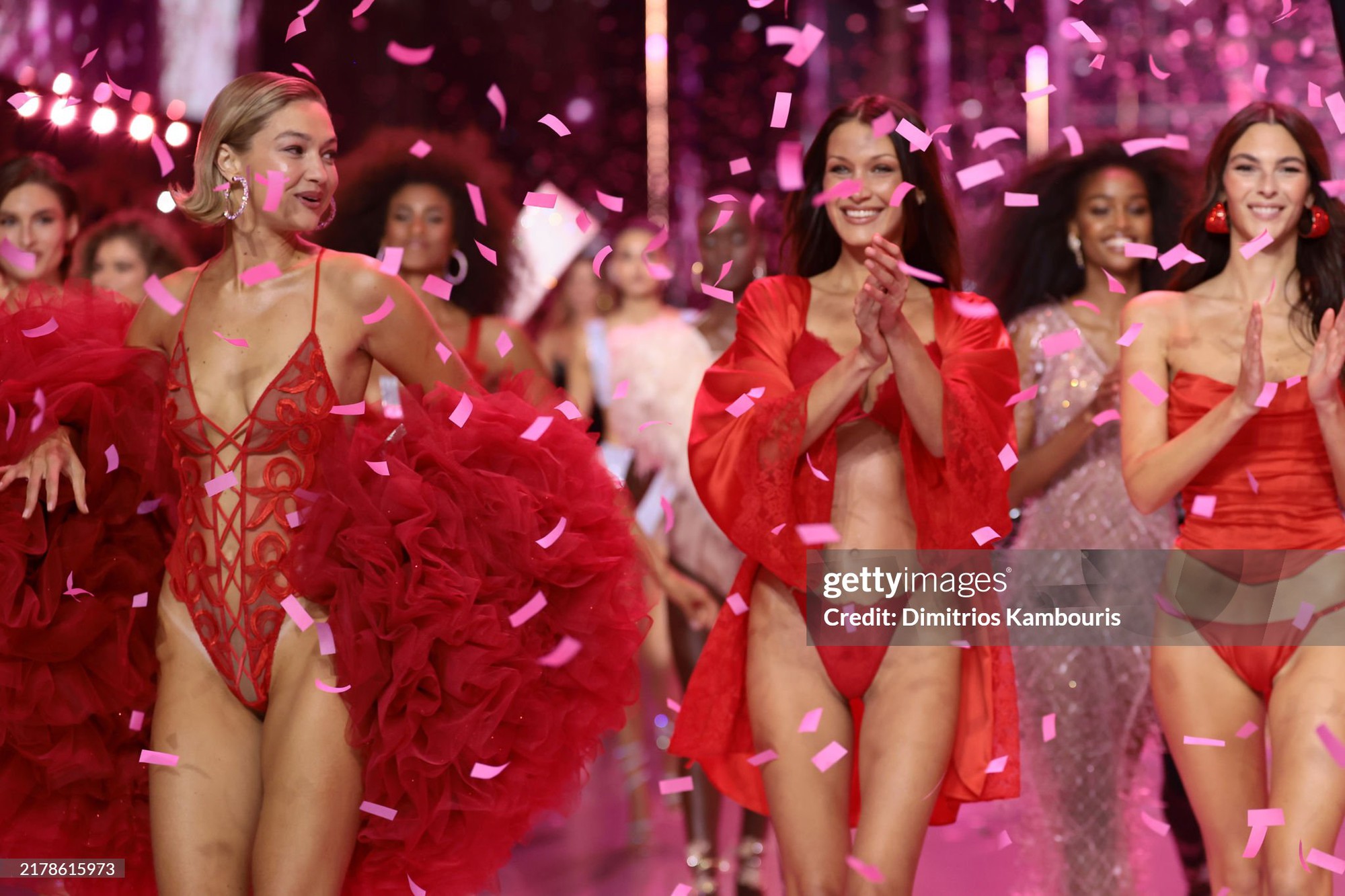 Victoria’s Secret Fashion Show: Chị em nhà Hadid tái xuất, Lisa catwalk như thiên thần và còn gì nữa?- Ảnh 10.