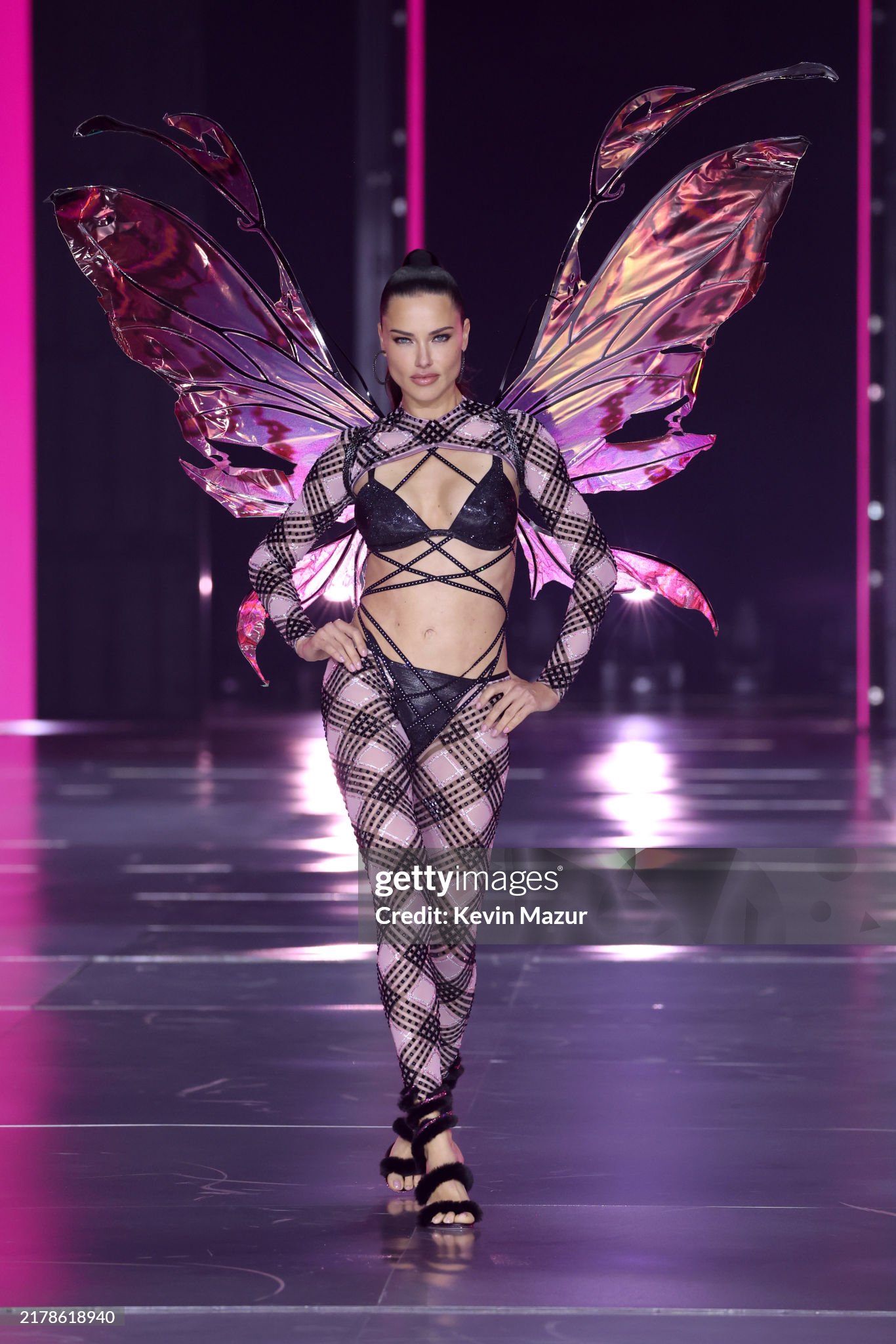 Victoria’s Secret Fashion Show: Chị em nhà Hadid tái xuất, Lisa catwalk như thiên thần và còn gì nữa?- Ảnh 11.