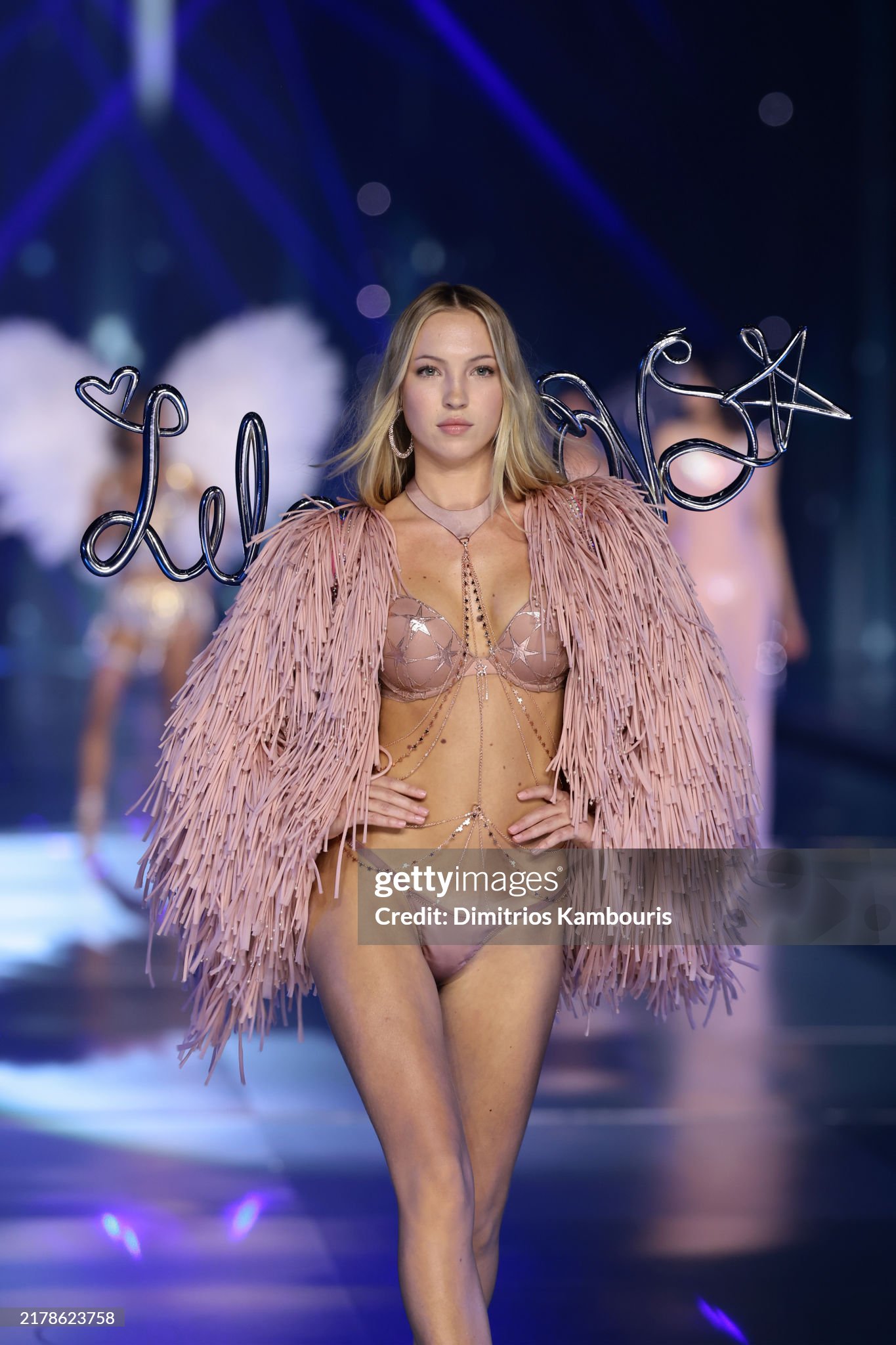 Victoria’s Secret Fashion Show: Chị em nhà Hadid tái xuất, Lisa catwalk như thiên thần và còn gì nữa?- Ảnh 16.