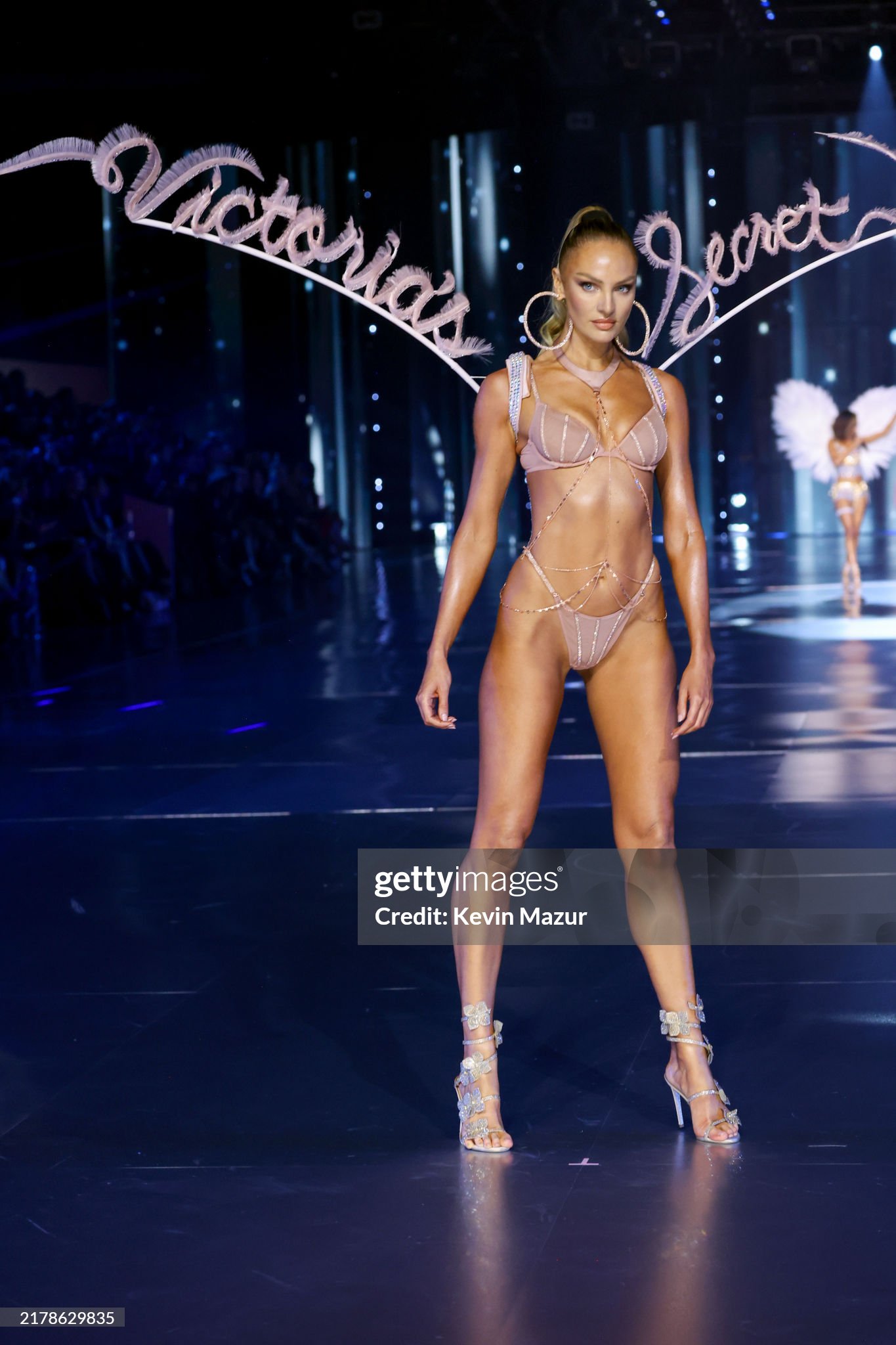 Victoria’s Secret Fashion Show: Chị em nhà Hadid tái xuất, Lisa catwalk như thiên thần và còn gì nữa?- Ảnh 13.