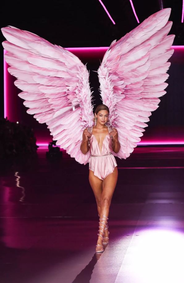 Nữ siêu mẫu mở màn Victoria’s Secret Fashion Show 2024 với nội y quyến rũ, giữ dáng nuột nà bằng 2 cách- Ảnh 1.