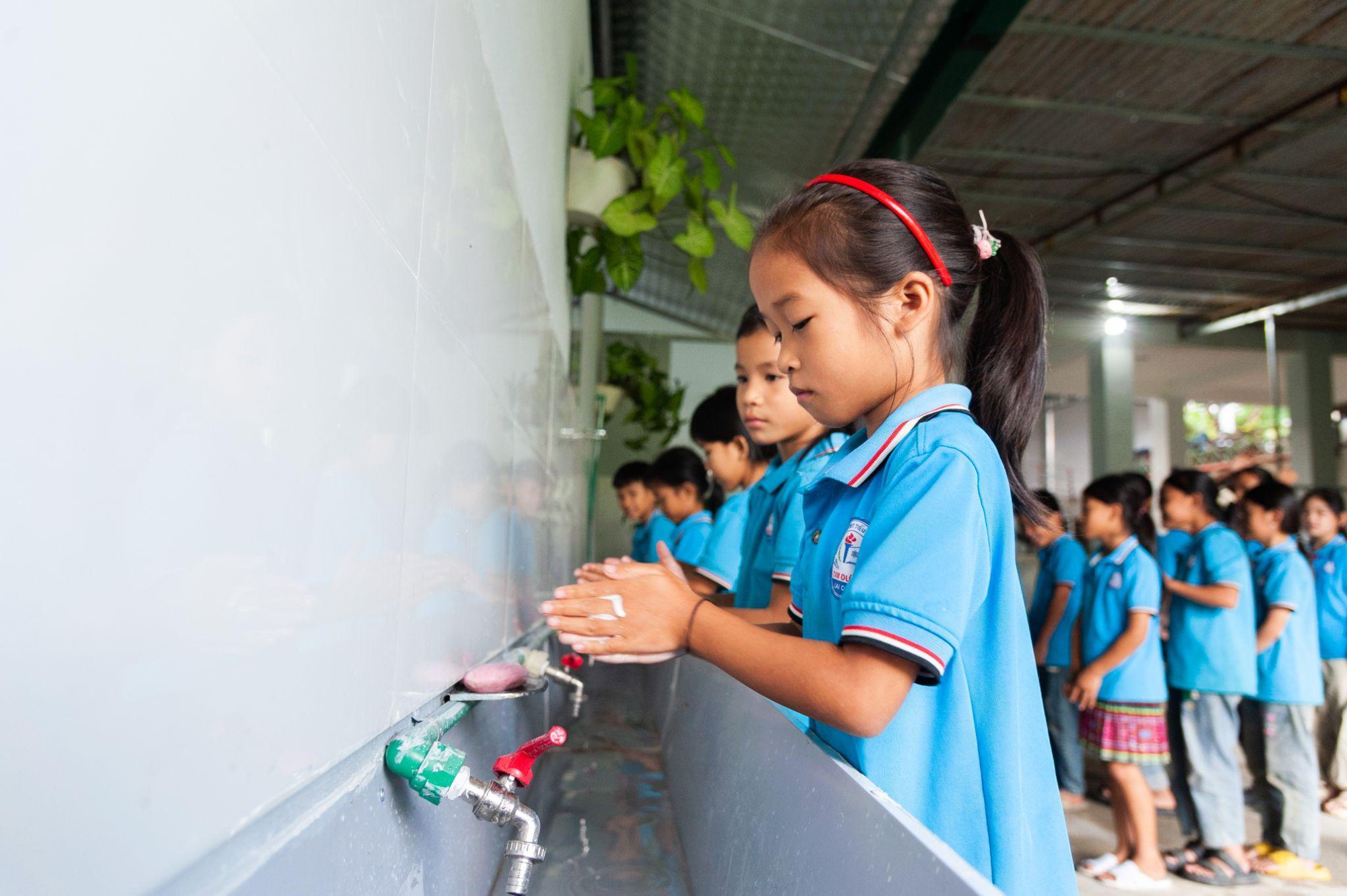 Hành động nhỏ, ý nghĩa lớn - Hàng nghìn khách hàng đồng hành với Long Châu trong dự án "Vệ sinh học đường"- Ảnh 3.