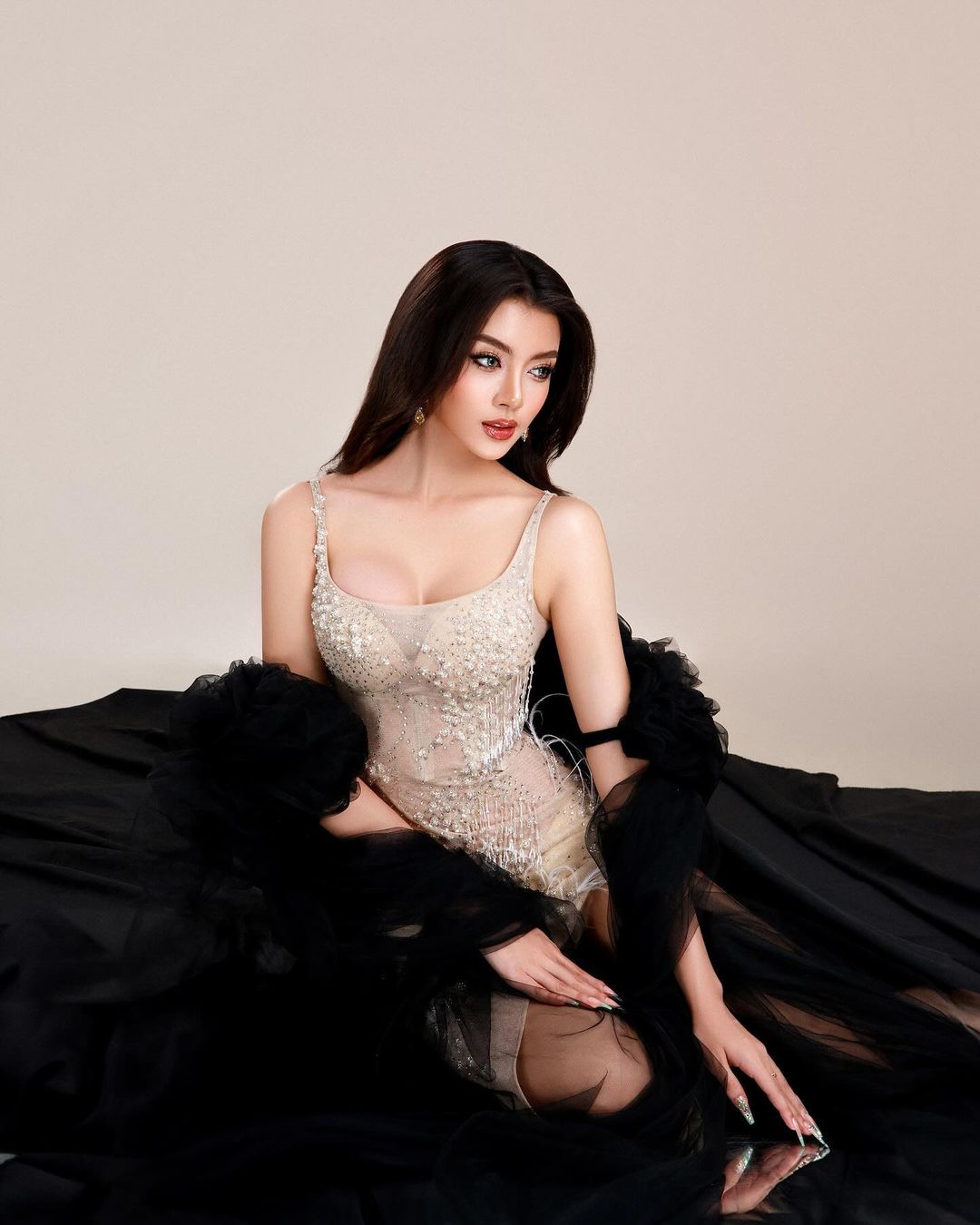 "Búp bê sống" của Miss Grand International 2024: Khiến Quế Anh "tàng hình" khi đứng cạnh, được bình chọn áp đảo nhưng đang bị tố gian lận- Ảnh 7.