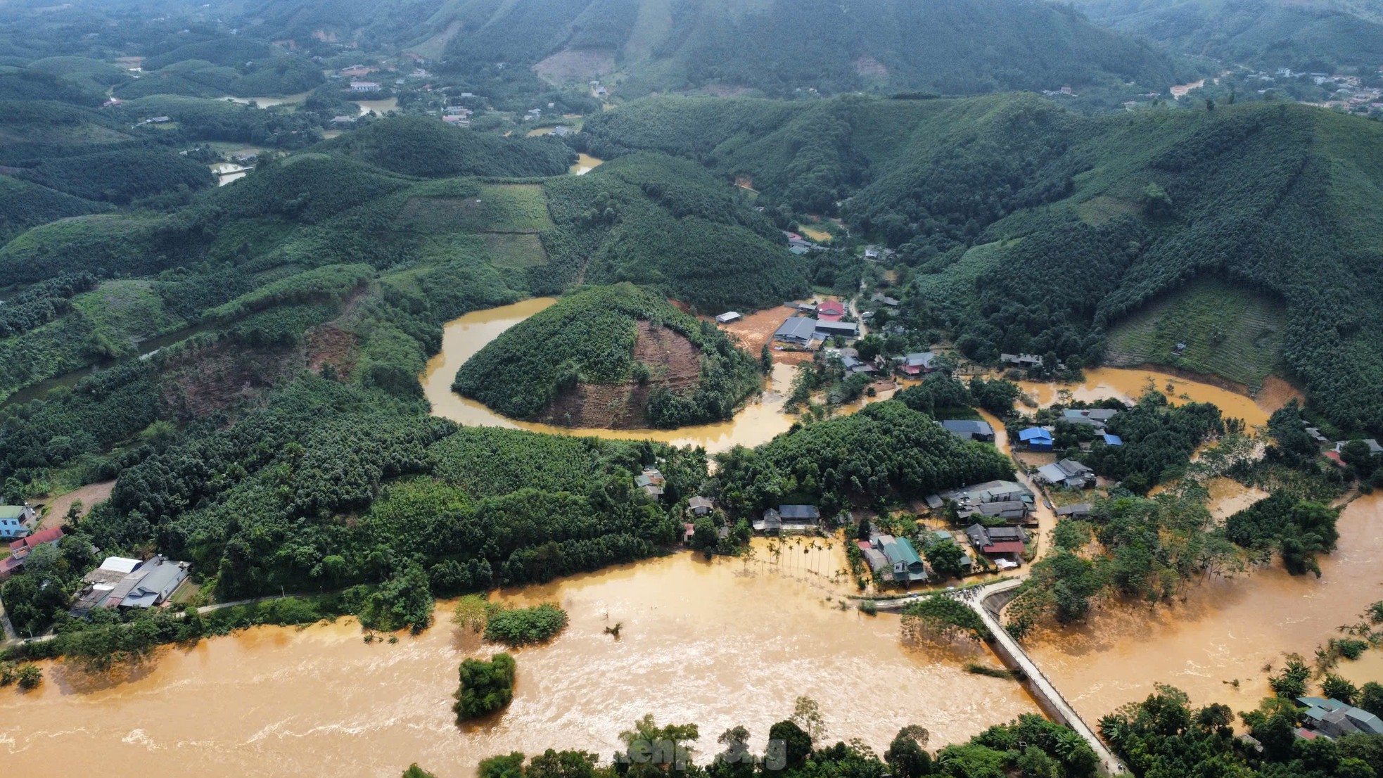 Mưa lớn gây ngập sâu, hàng trăm hộ dân Yên Bái bị cô lập- Ảnh 5.