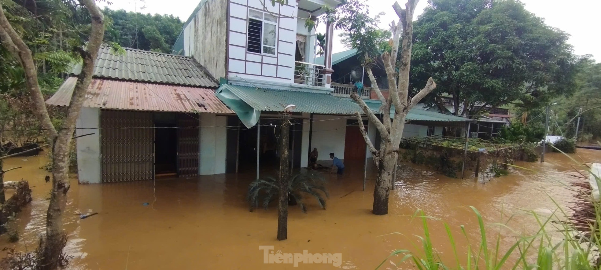 Mưa lớn gây ngập sâu, hàng trăm hộ dân Yên Bái bị cô lập- Ảnh 6.