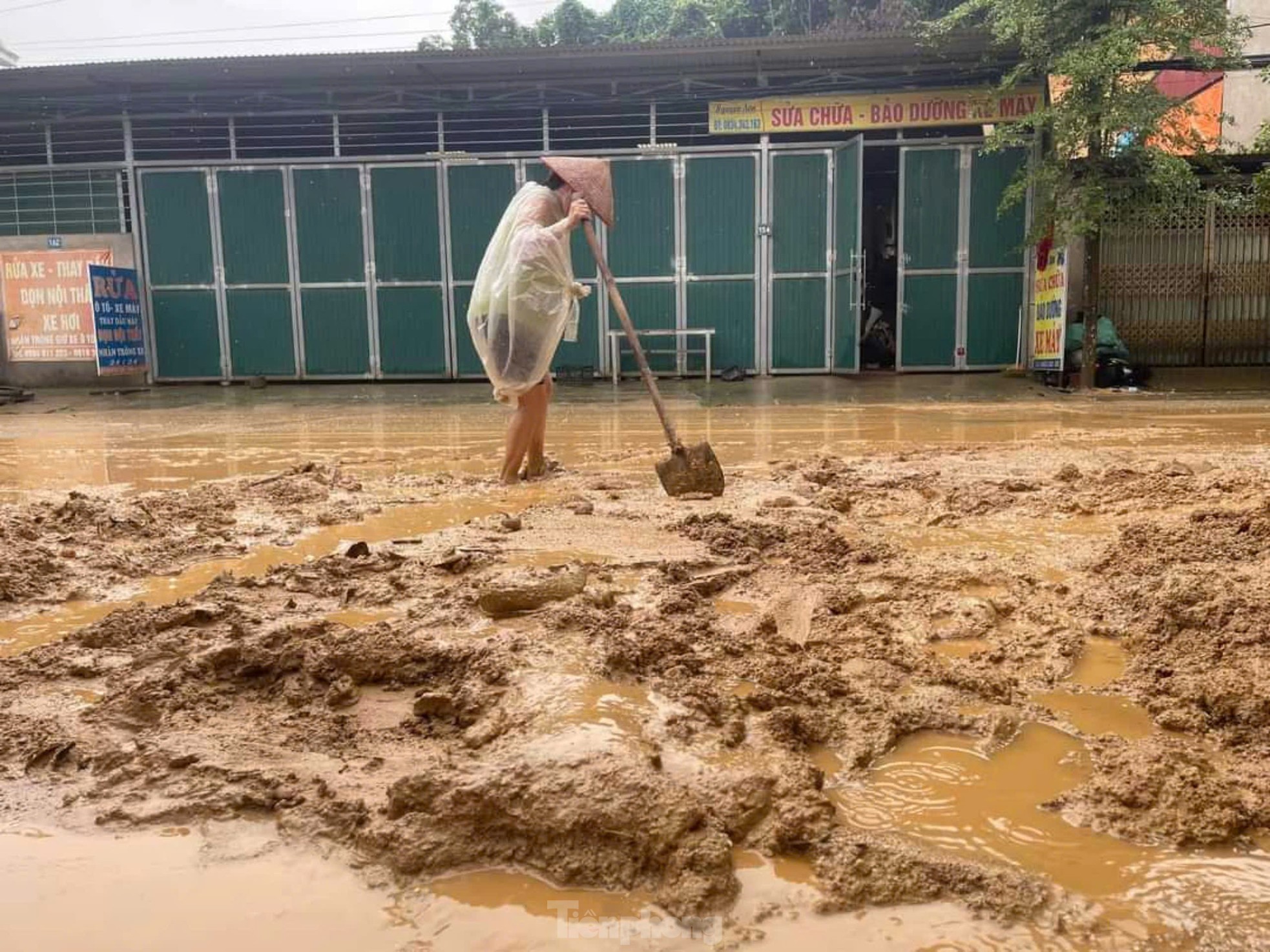 Mưa lớn gây ngập sâu, hàng trăm hộ dân Yên Bái bị cô lập- Ảnh 7.