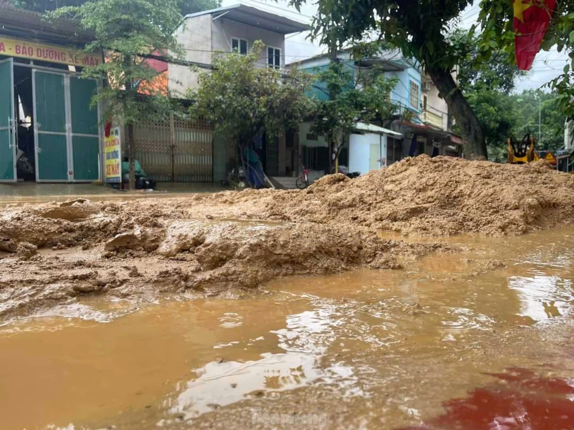 Mưa lớn gây ngập sâu, hàng trăm hộ dân Yên Bái bị cô lập- Ảnh 8.