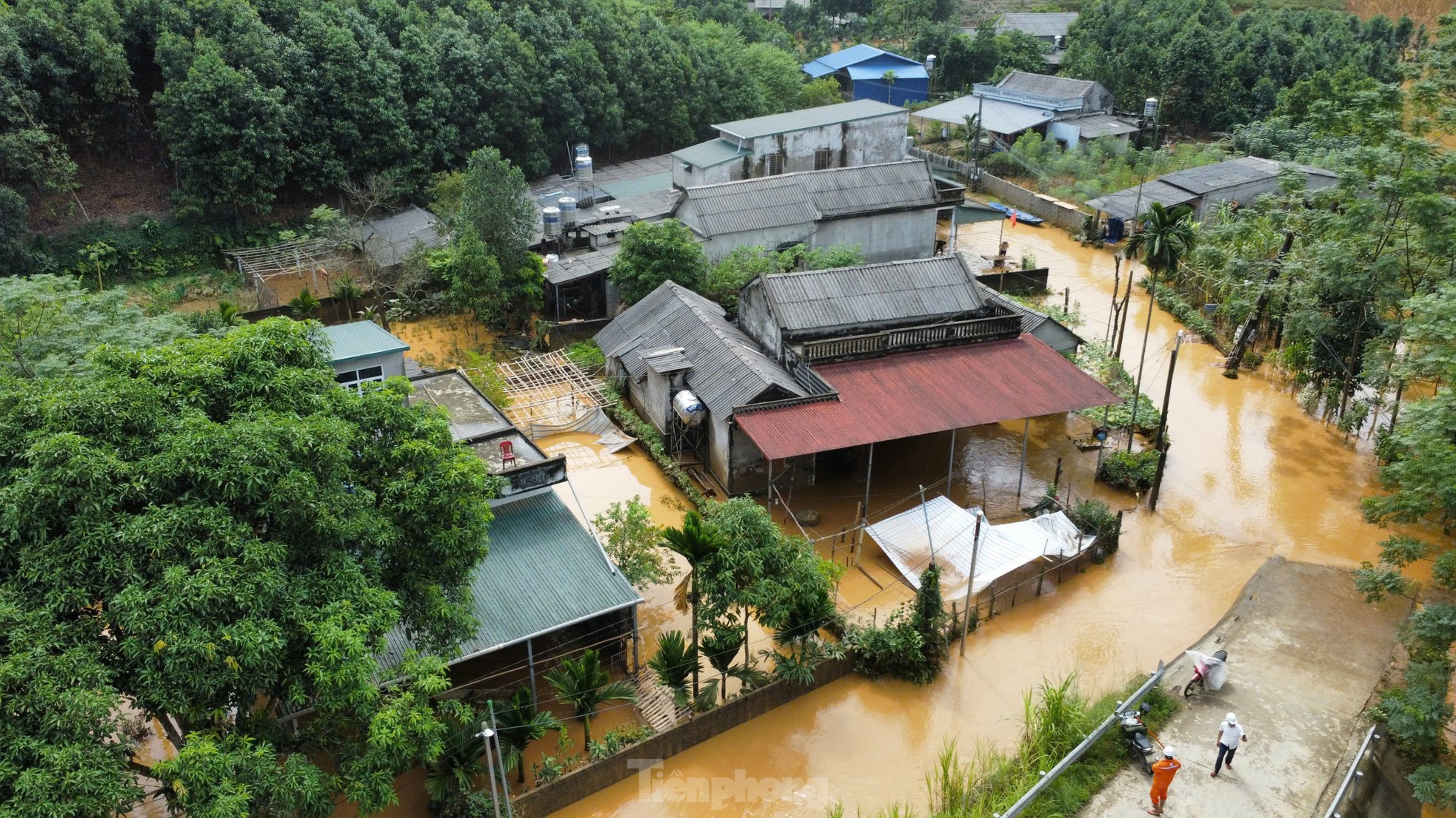 Mưa lớn gây ngập sâu, hàng trăm hộ dân Yên Bái bị cô lập- Ảnh 4.