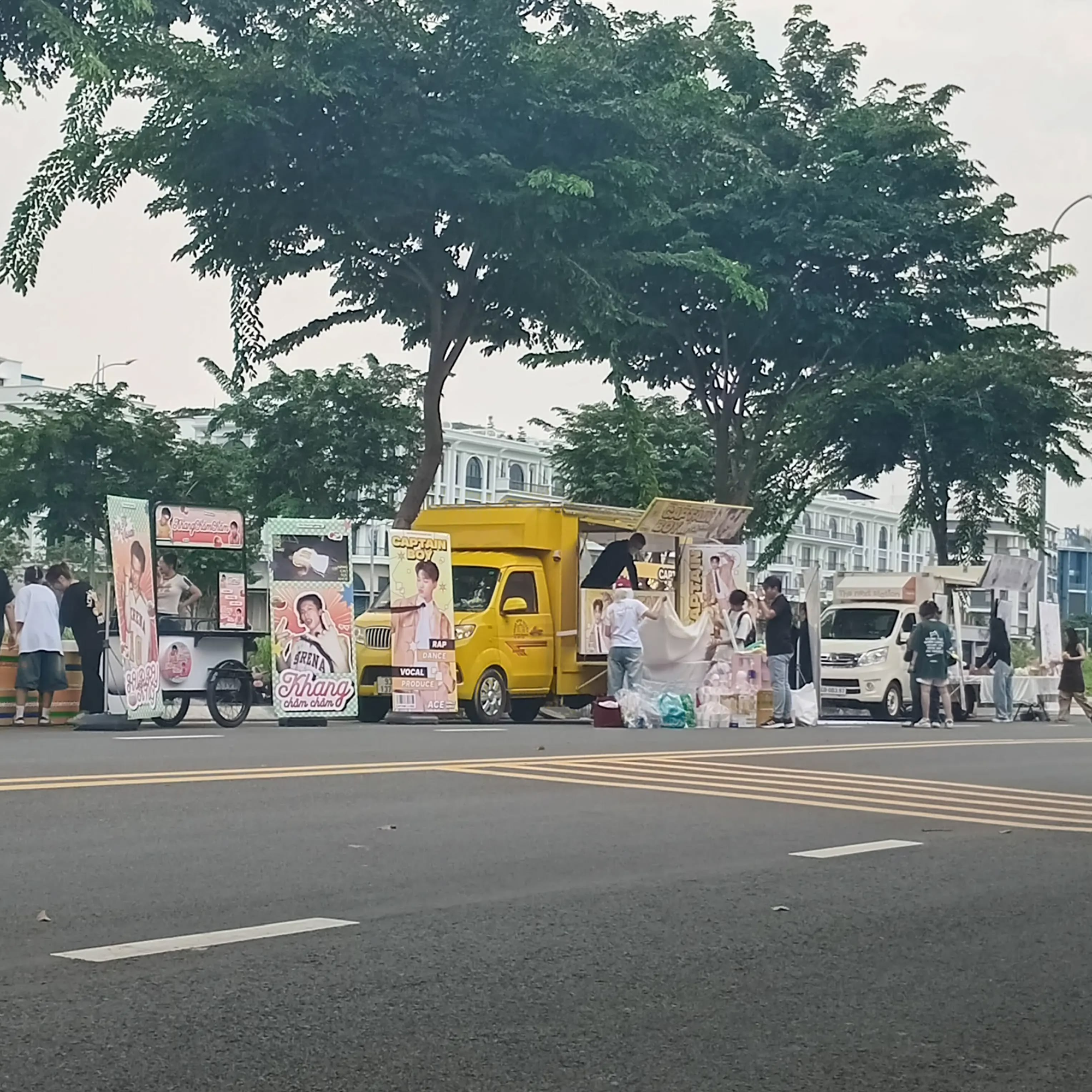 Chưa từng thấy food truck nhiều như concert "Anh Trai Say Hi": 1 nghệ sĩ sở hữu 2 xe đồ ăn, fan cầu nguyện đúng 1 điều- Ảnh 15.