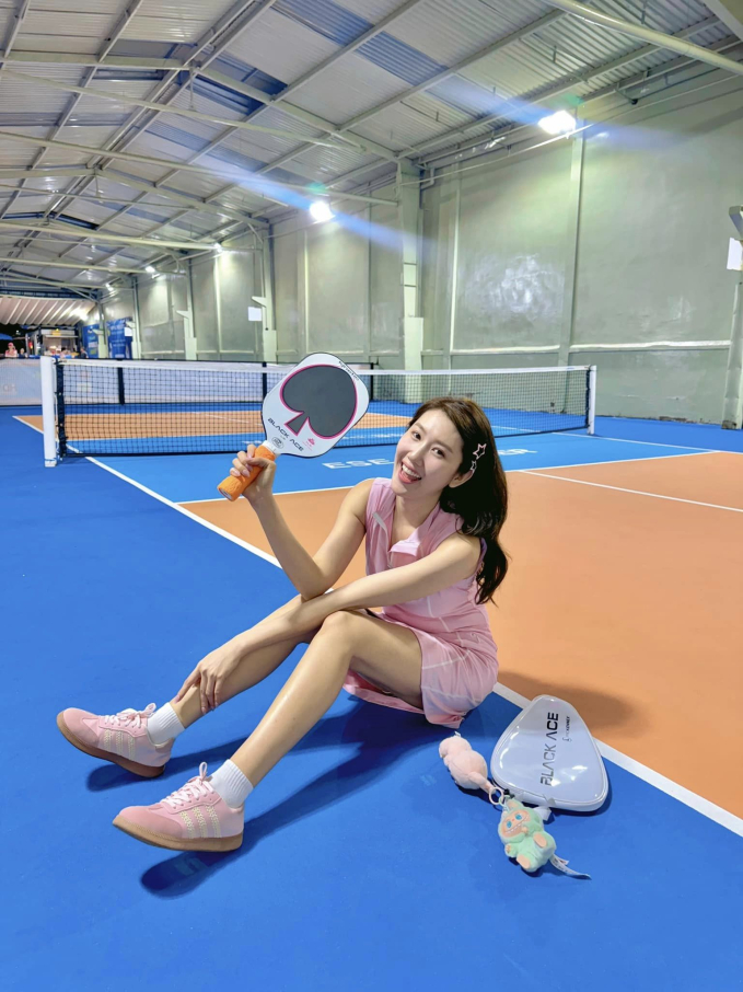 Hoa hậu Đỗ Thị Hà và diễn viên Thúy Ngân lên đồ đi chơi pickleball, diện váy ngắn khoe trọn đường cong quyến rũ- Ảnh 7.