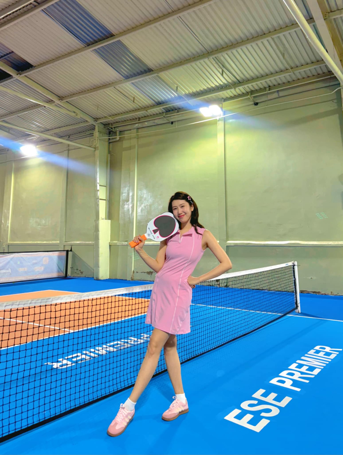 Hoa hậu Đỗ Thị Hà và diễn viên Thúy Ngân lên đồ đi chơi pickleball, diện váy ngắn khoe trọn đường cong quyến rũ- Ảnh 6.