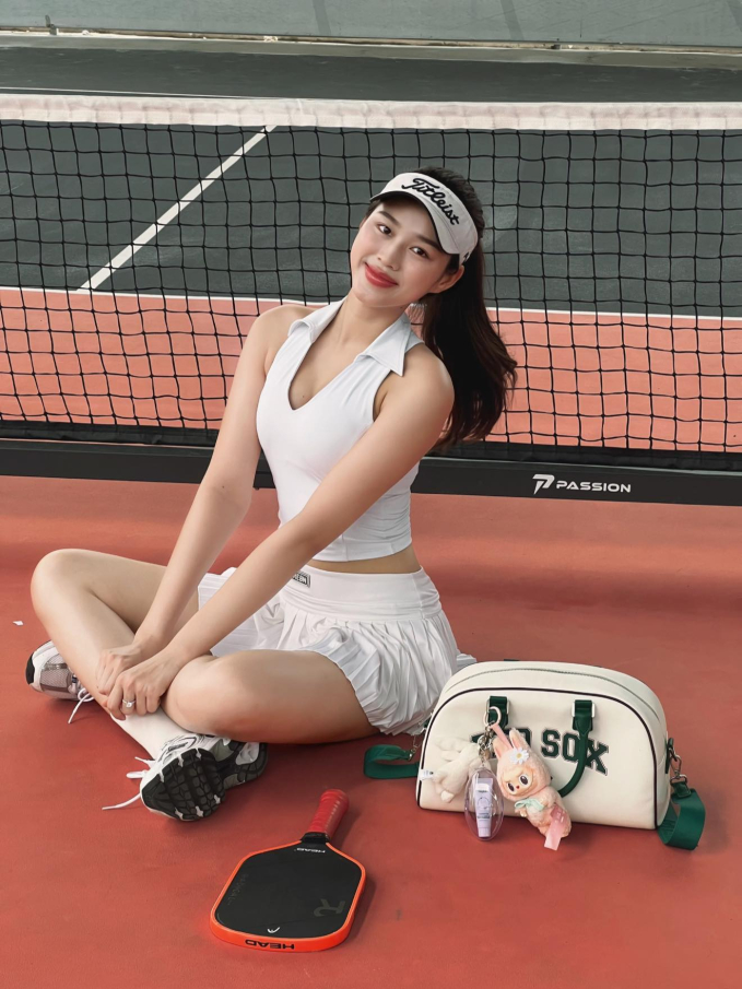 Hoa hậu Đỗ Thị Hà và diễn viên Thúy Ngân lên đồ đi chơi pickleball, diện váy ngắn khoe trọn đường cong quyến rũ- Ảnh 1.