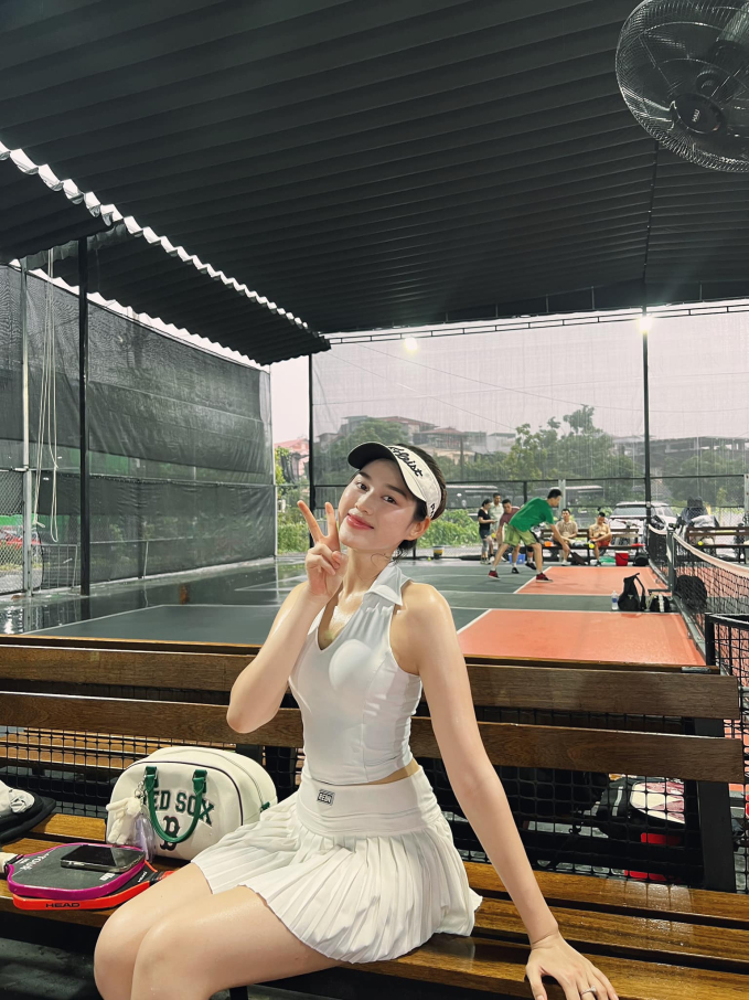 Hoa hậu Đỗ Thị Hà và diễn viên Thúy Ngân lên đồ đi chơi pickleball, diện váy ngắn khoe trọn đường cong quyến rũ- Ảnh 2.