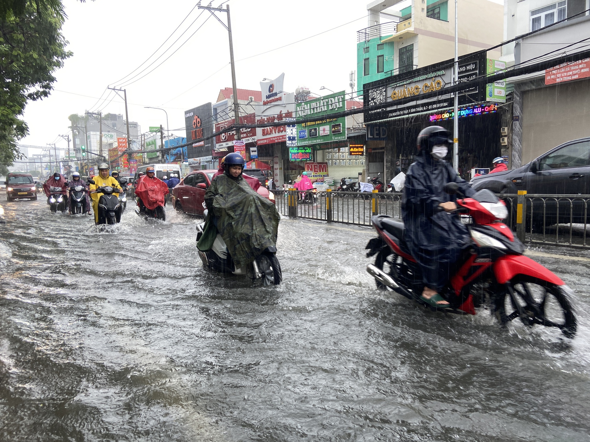 TP.HCM: Người dân vật lộn tát nước ra khỏi nhà vì triều cường kèm mưa lớn- Ảnh 8.