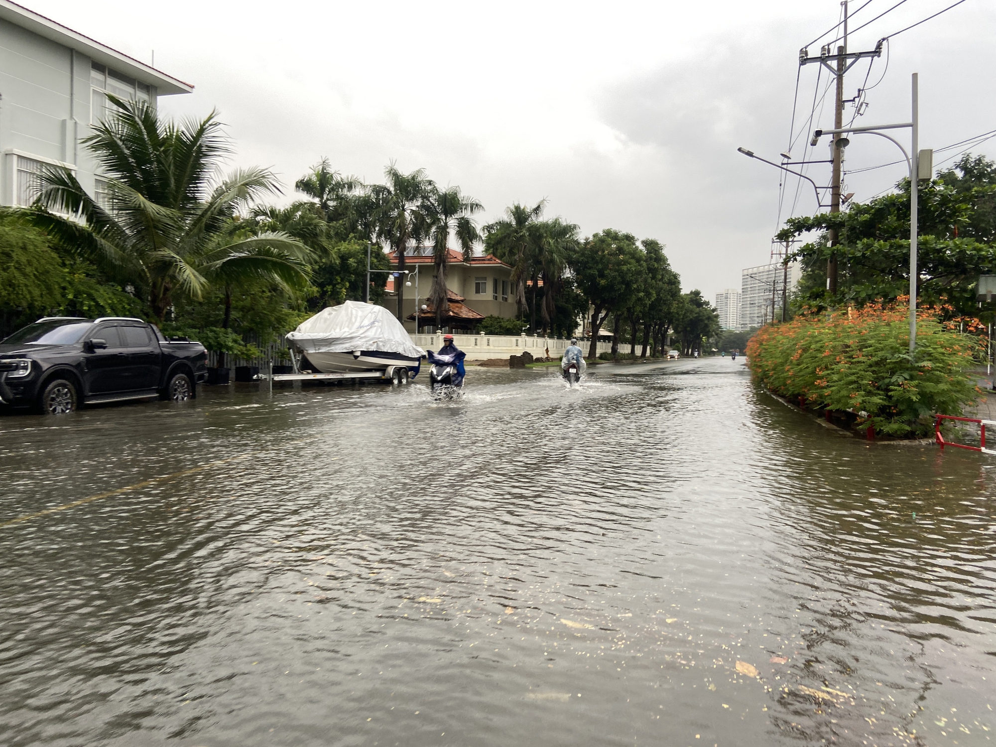 TP.HCM: Người dân vật lộn tát nước ra khỏi nhà vì triều cường kèm mưa lớn- Ảnh 10.