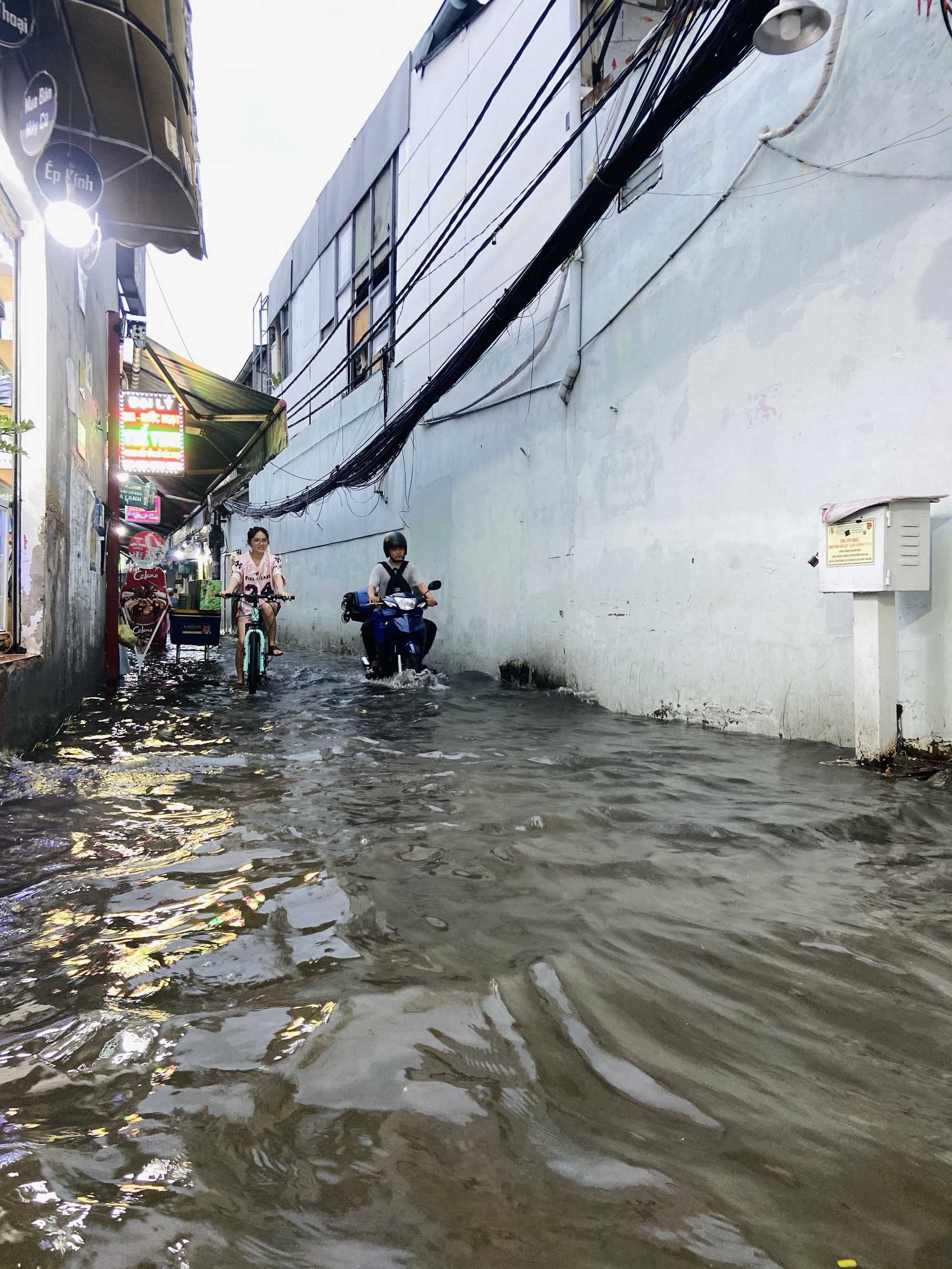 TP.HCM: Người dân vật lộn tát nước ra khỏi nhà vì triều cường kèm mưa lớn- Ảnh 9.