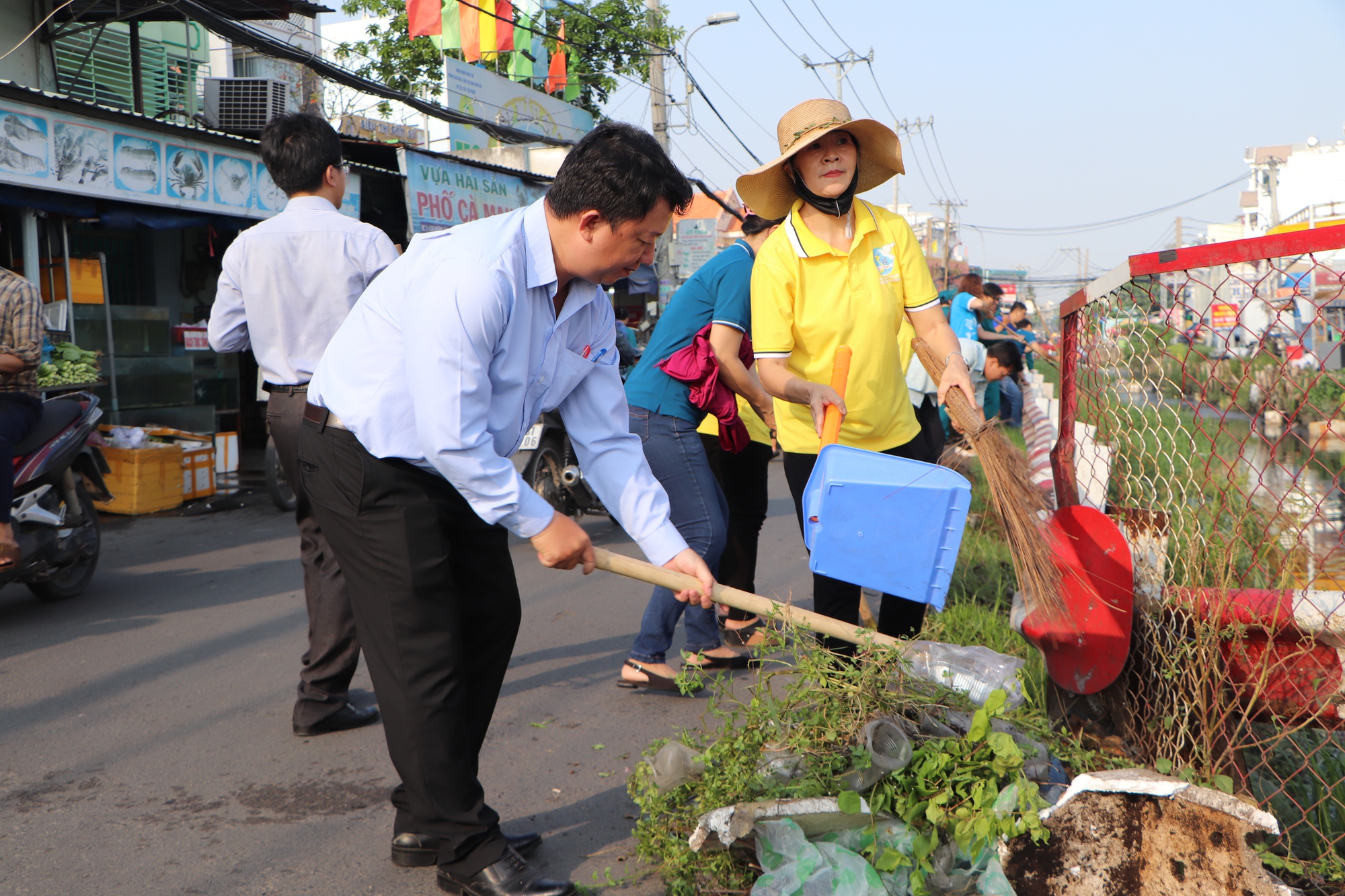 Hôm nay, kênh Chiến Lược đầy rác được làm sạch- Ảnh 5.