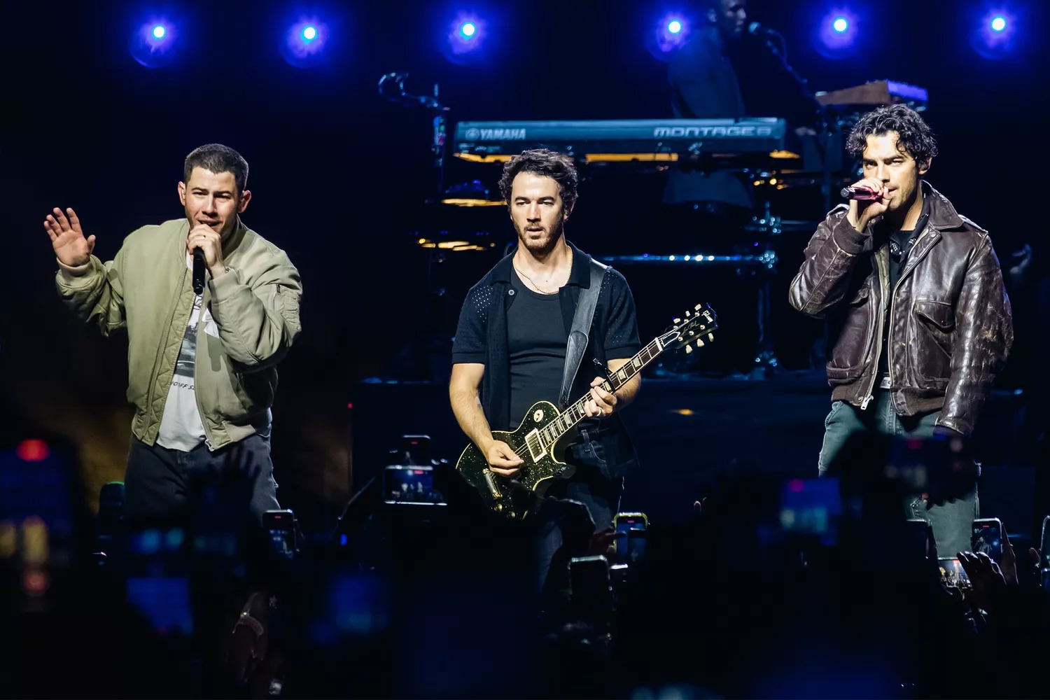 Video Nick Jonas nghi bị ngắm bắn giữa concert, hốt hoảng tháo chạy khỏi sân khấu- Ảnh 3.