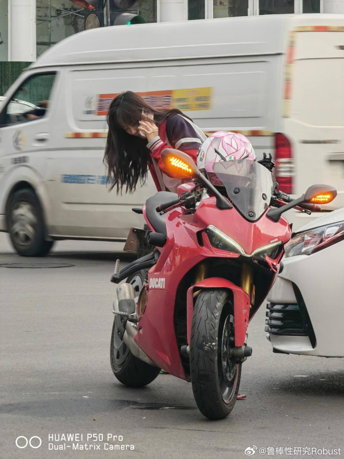 Va chạm xe nhưng ai cũng lo lắng cho tài xế ô tô thay vì cô gái xinh đẹp lái moto, tất cả chỉ bởi một chi tiết- Ảnh 1.