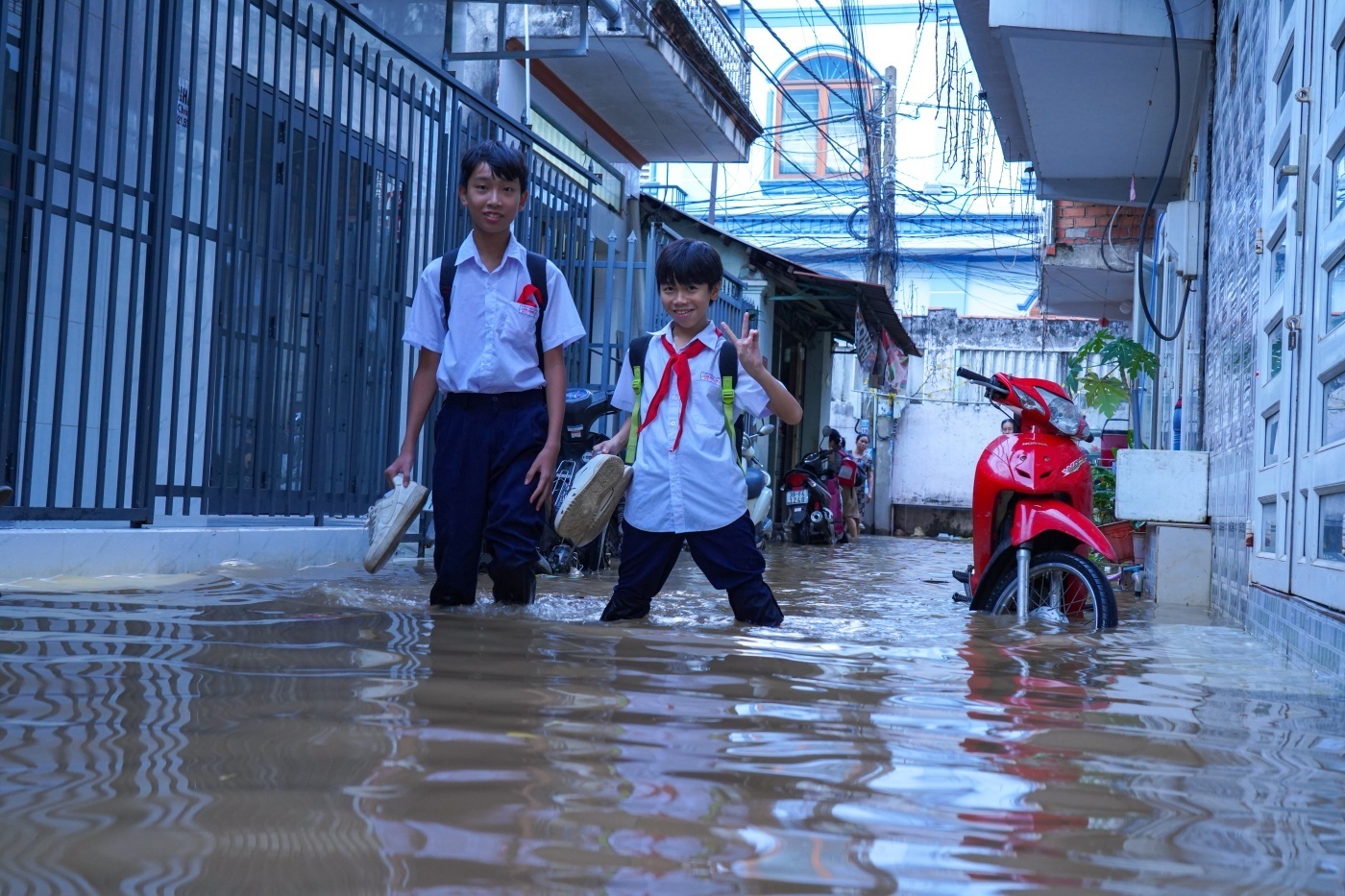 Đường biến thành sông, người dân Đồng Nai chèo xuồng đi lại- Ảnh 8.