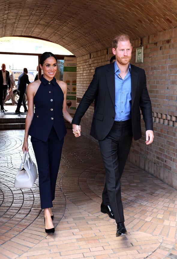 Vợ chồng Harry và Meghan tiến gần hơn đến khả năng hàn gắn rạn nứt với Hoàng gia Anh sau động thái quan trọng- Ảnh 1.